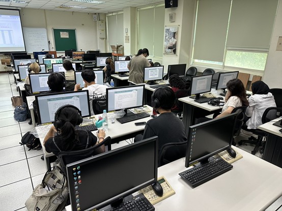 「2025年暑期華語研習班」學員,模擬TOCFL華語文能力測驗。