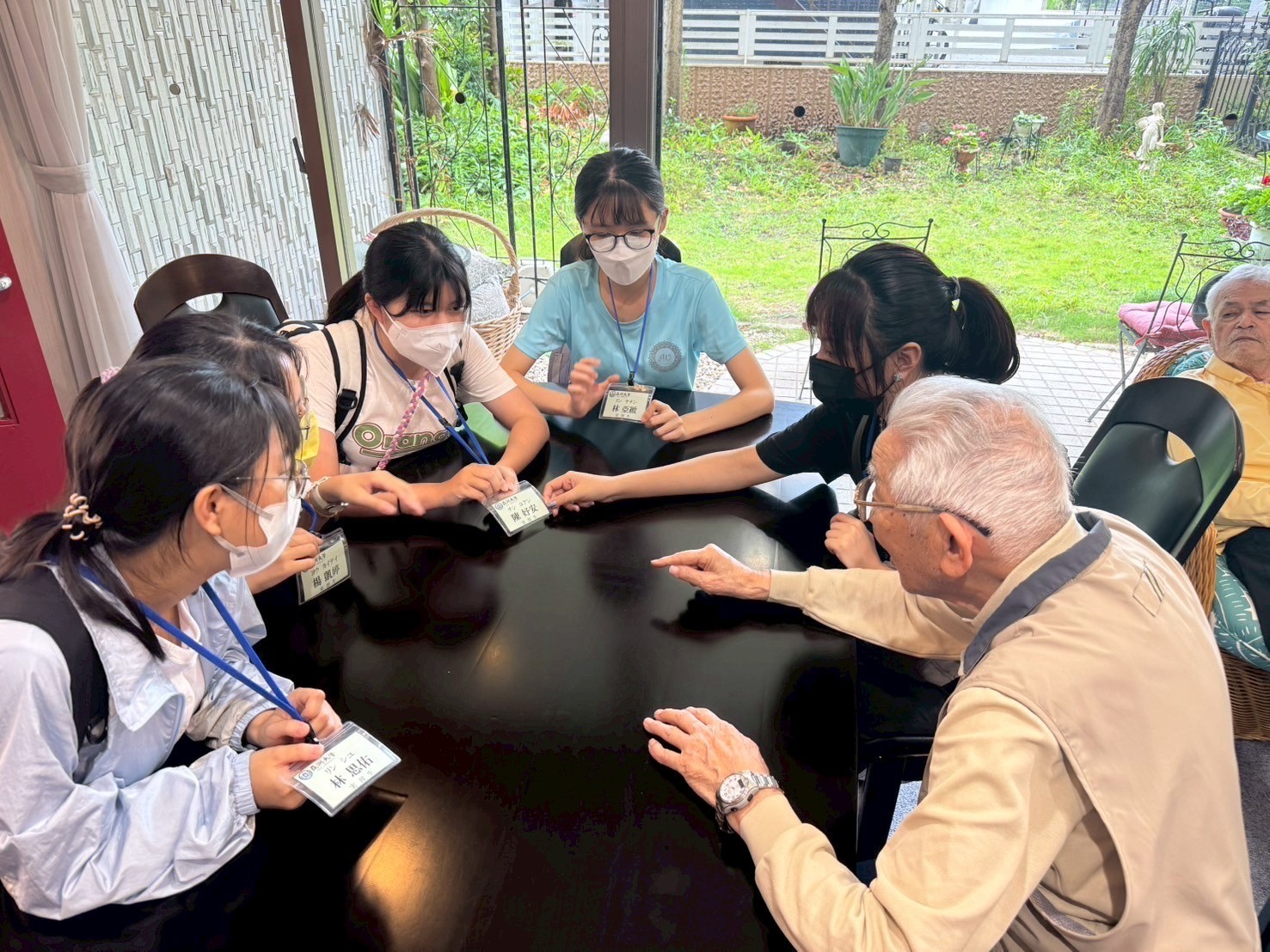 亞大職治系同學,在機構實習時與長輩互動。