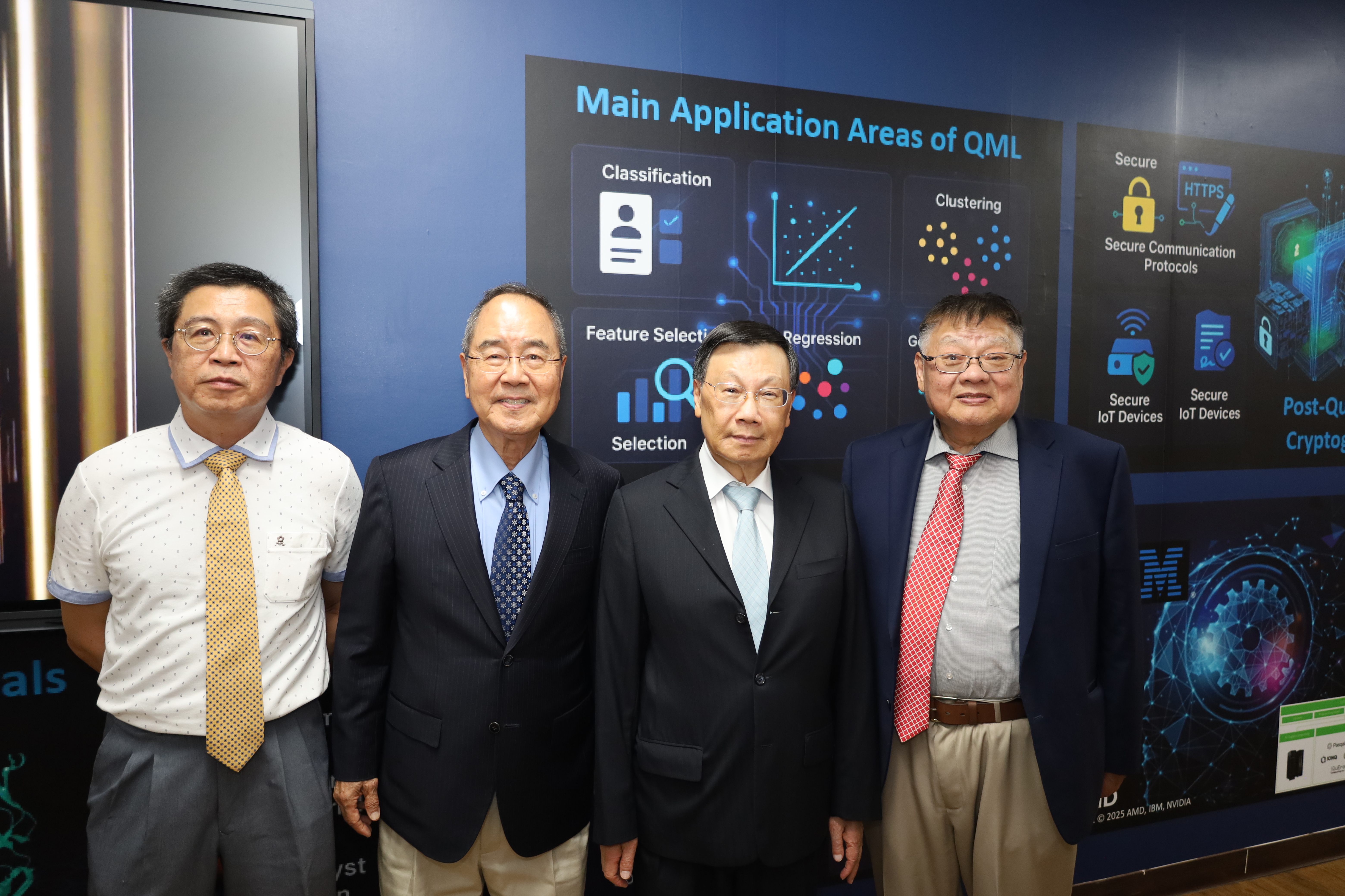 亞大校長蔡進發(左2)、亞大量子AI研究中心榮譽主任王康隆(右2)、亞大量子AI研究中心主任黃光彩(左1)、吳家樂老師(右1)，在量子AI研究中心合影。