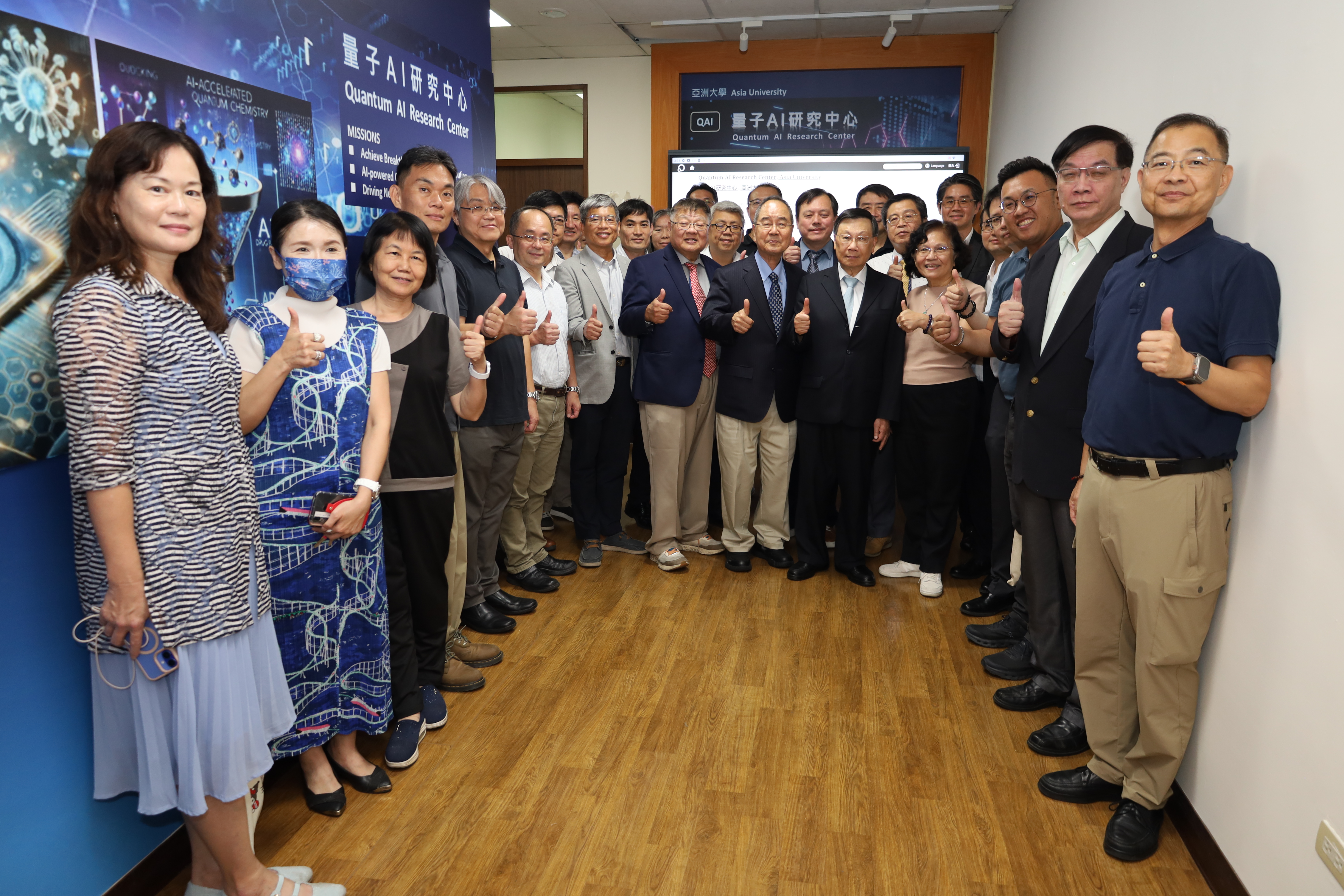 亞大師長代表，在量子AI研究中心合影。