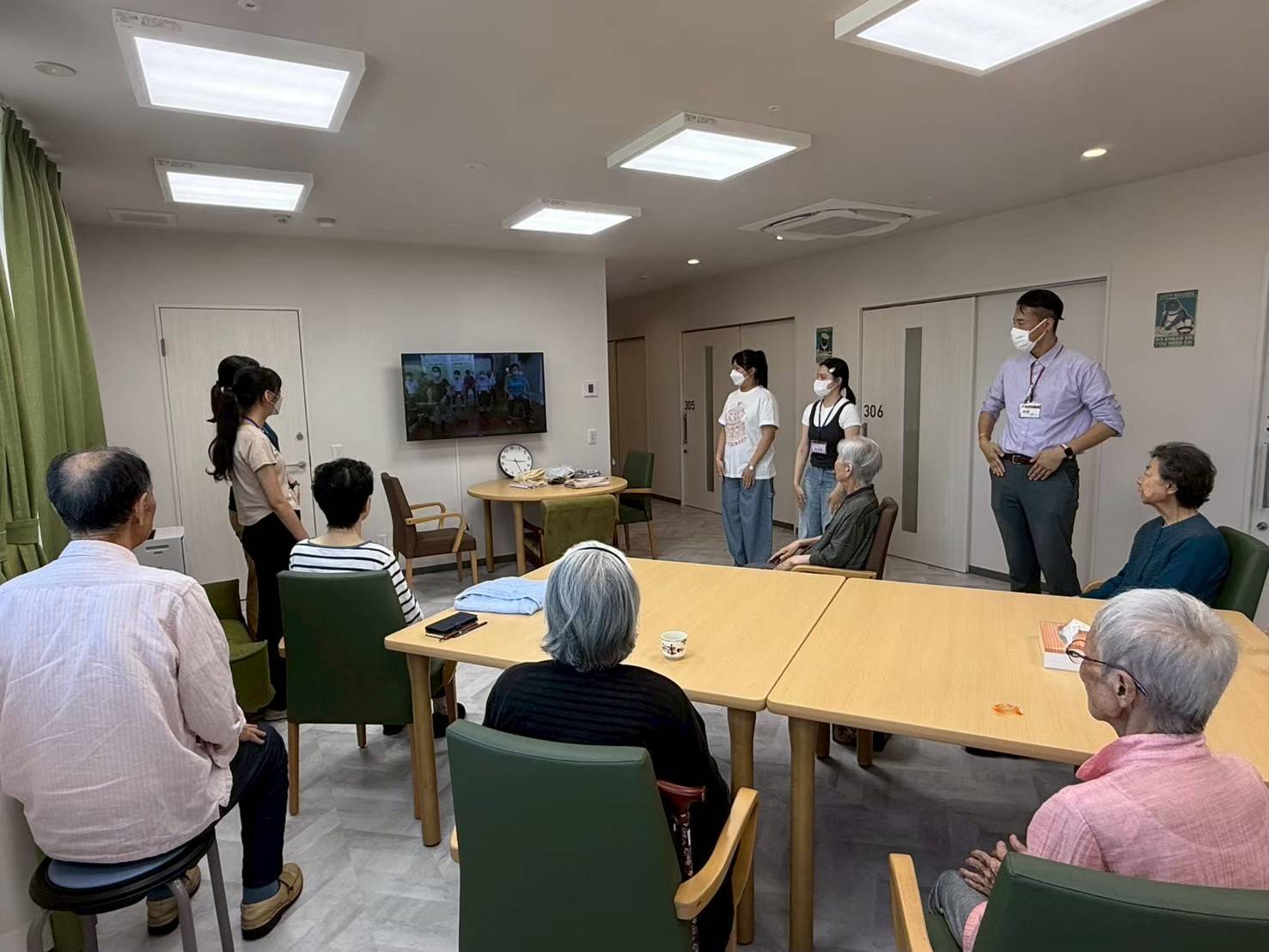 實習生帶領上鄉•榮的長者進行「坐椅子操姿運動」。