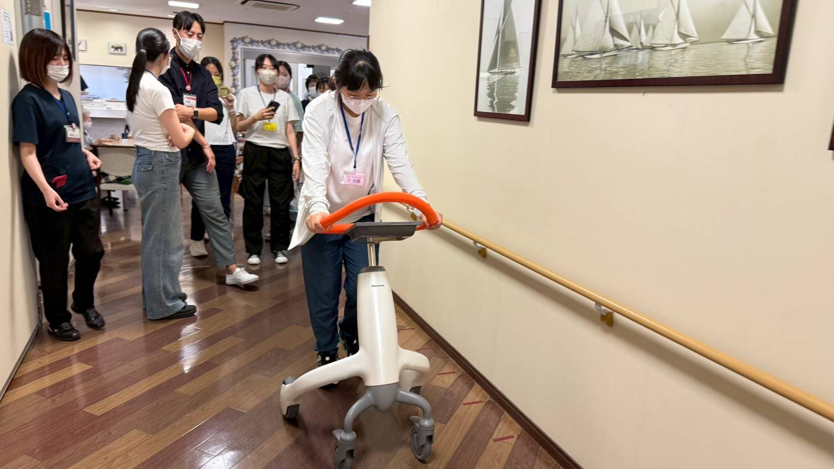 實習生體驗「步態平衡測試機器」。