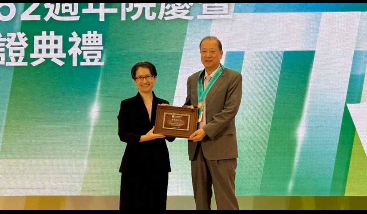 副總統蕭美琴(左)頒發工研院院士獎章，給亞大創辦人蔡長海(右)。