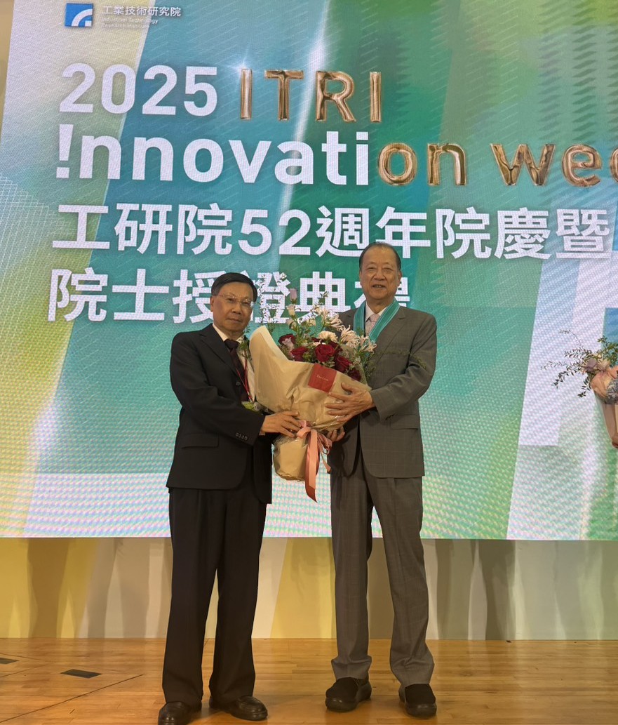 亞大創辦人蔡長海(右)獲頒工研院院士，亞大校長蔡進發(左)到場慶賀。