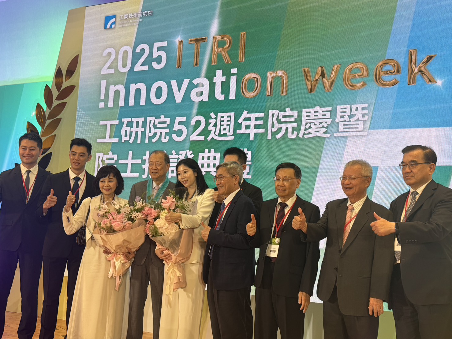 亞大創辦人蔡長海(左4)獲頒工研院院士，亞大校長蔡進發(右3)等人到場慶賀。