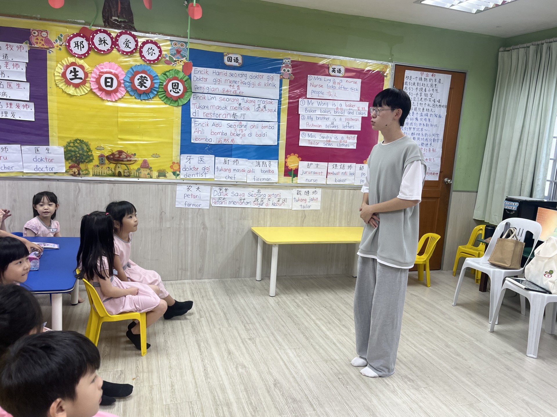 亞大幼教系劉軒辰同學，進行職業課程教學。