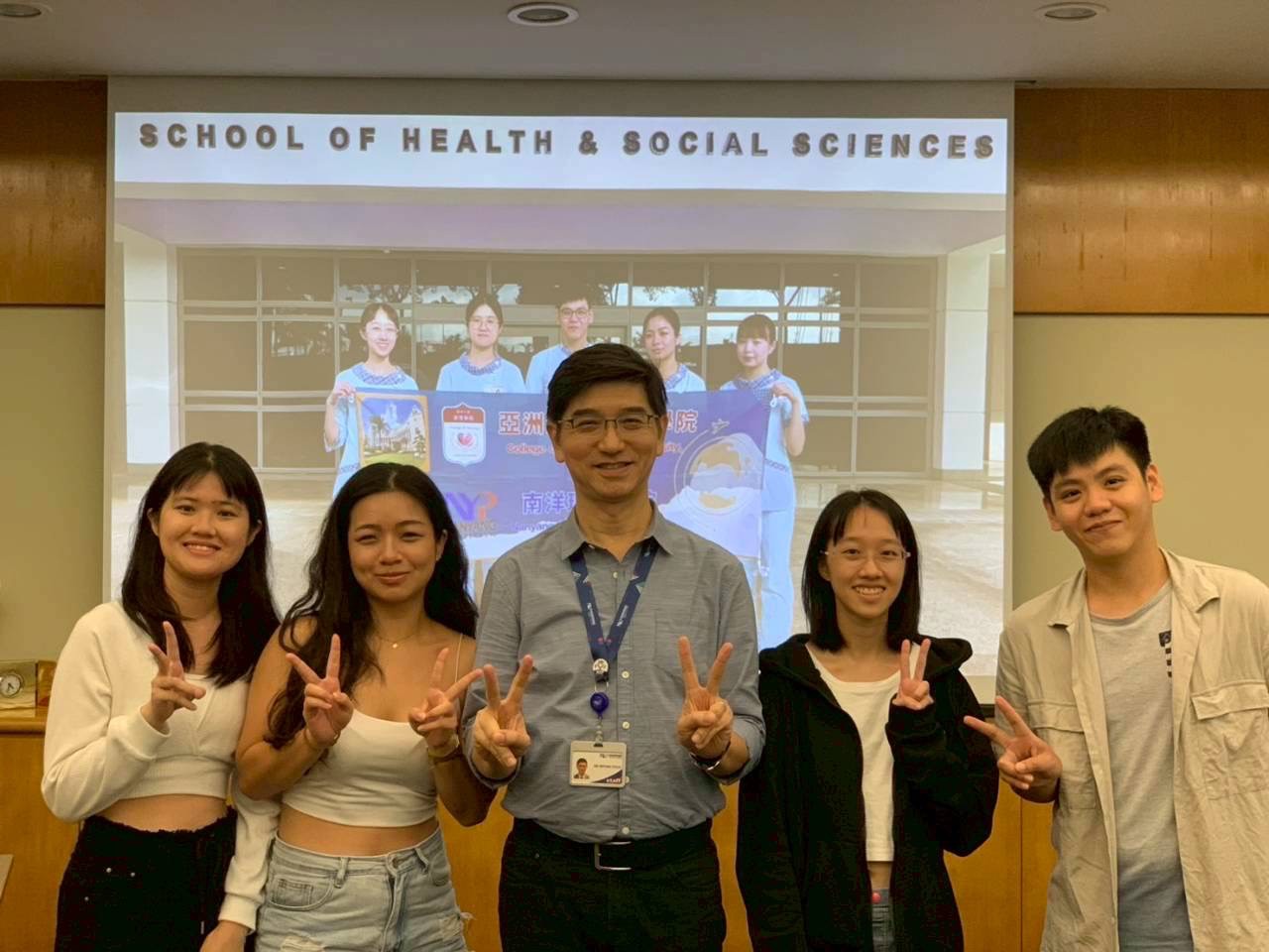 新加坡南洋理工學院健康與社會科學學院院長Bryan Chua(中),頒發證書給亞大護理系同學。