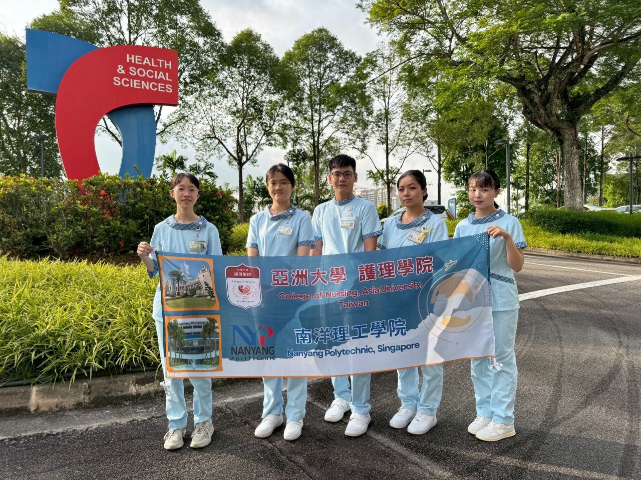 亞大護理系參與國際護理學習的5位同學,在新加坡南洋理工學院合影。