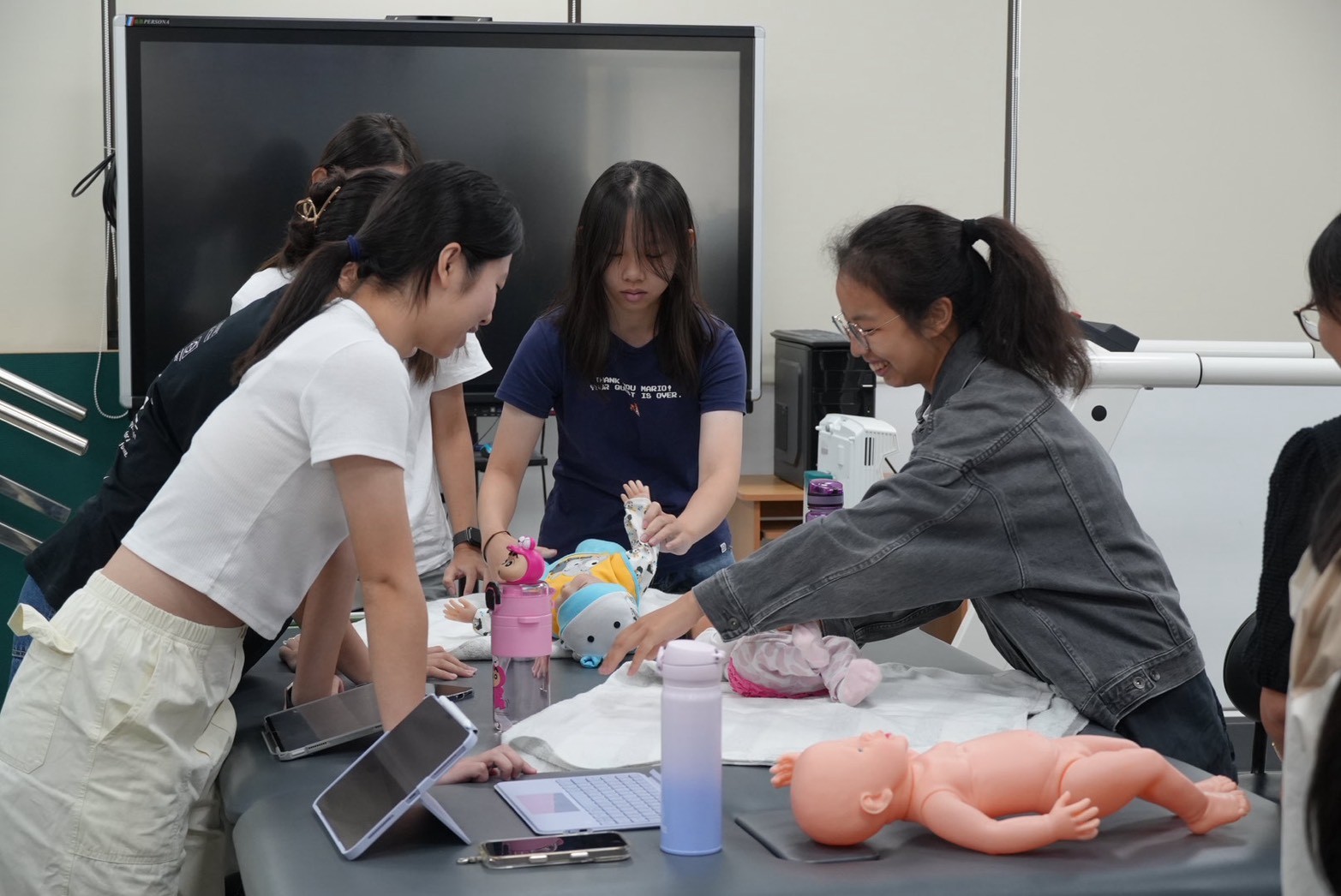 亞大物治系新生定向活動,透過實作活動了解專業內容。