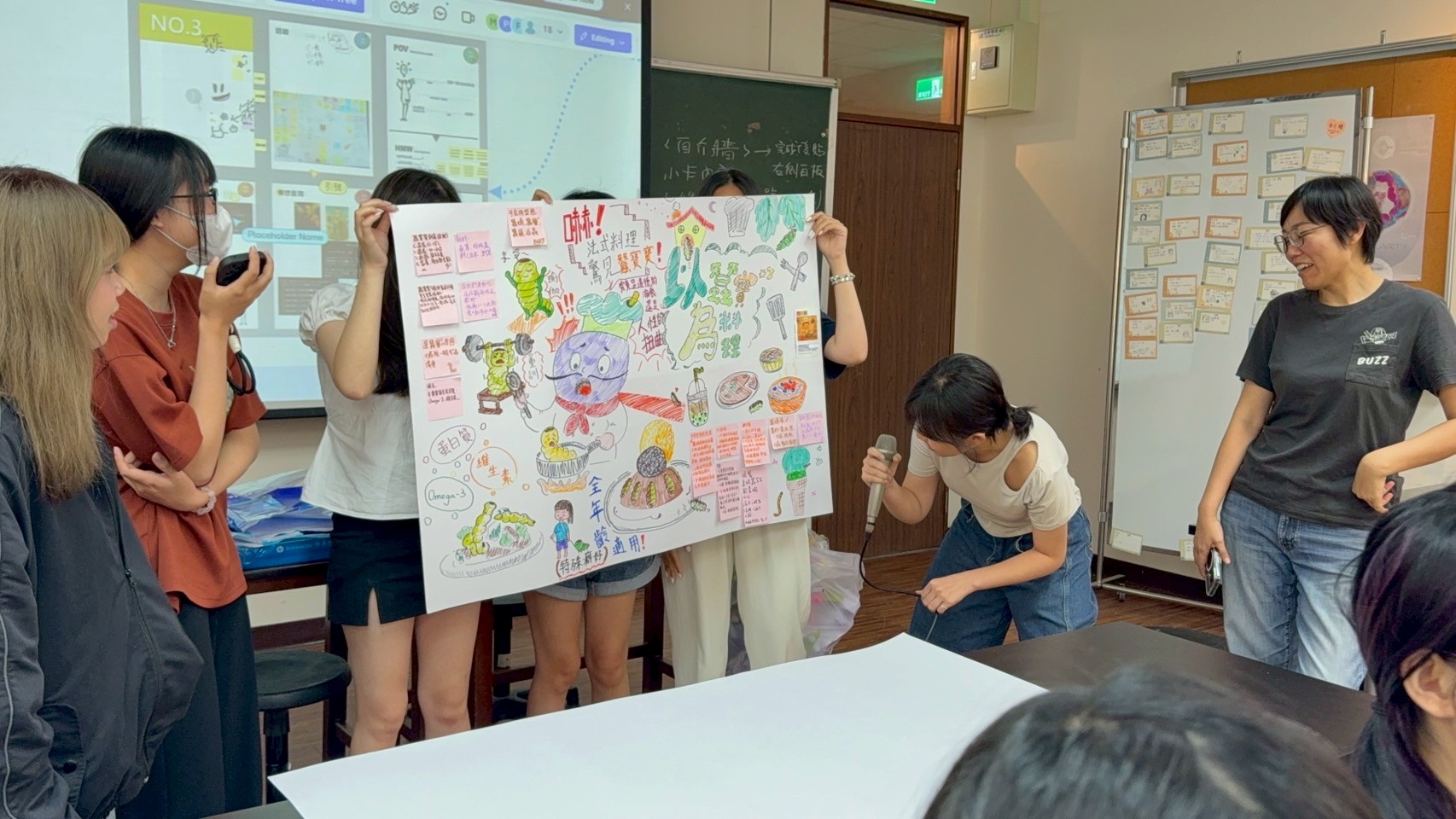 亞大商品系新生上台發表創意成果,展現新鮮人的設計想像力。