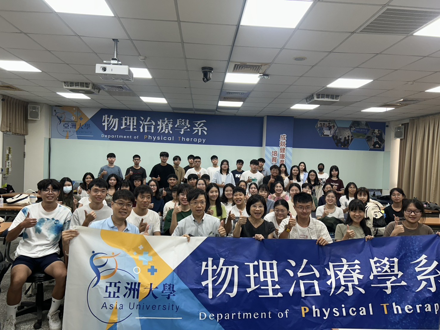 亞大物治系新生定向活動,陳綉儀主任(前排中)與參與老師、同學等合影。