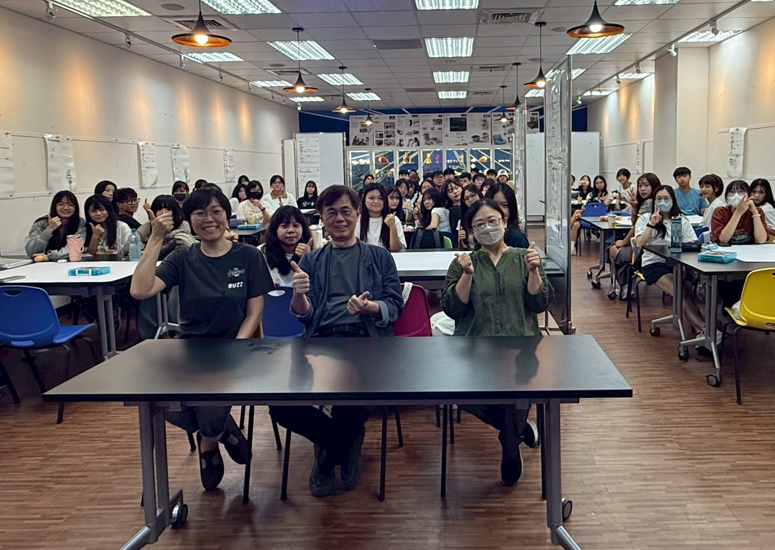 亞大商品系新生定向活動,鄧成連講座教授(前排中)、黃雅毓老師(前排左)、柯雅娟老師(前排右)和參與同學合影。