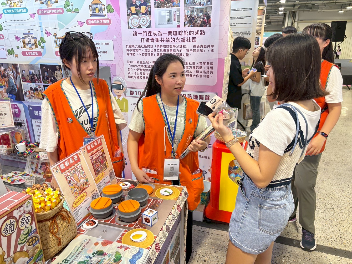 亞大護理學院同學,向民眾說明USR計畫如何預防及延緩失智,以及展示師生所開發的治療性桌遊「哇系總舖師」。