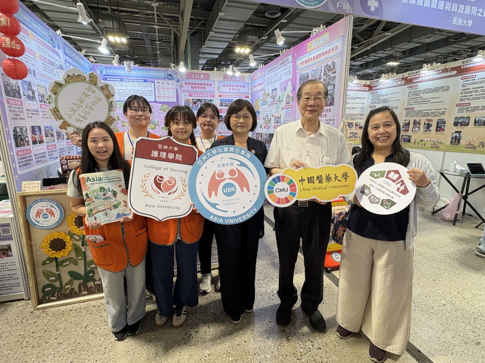 前考試院院長黃榮村(右2)至亞大、中醫大USR展位,瞭解USR實踐特色。
