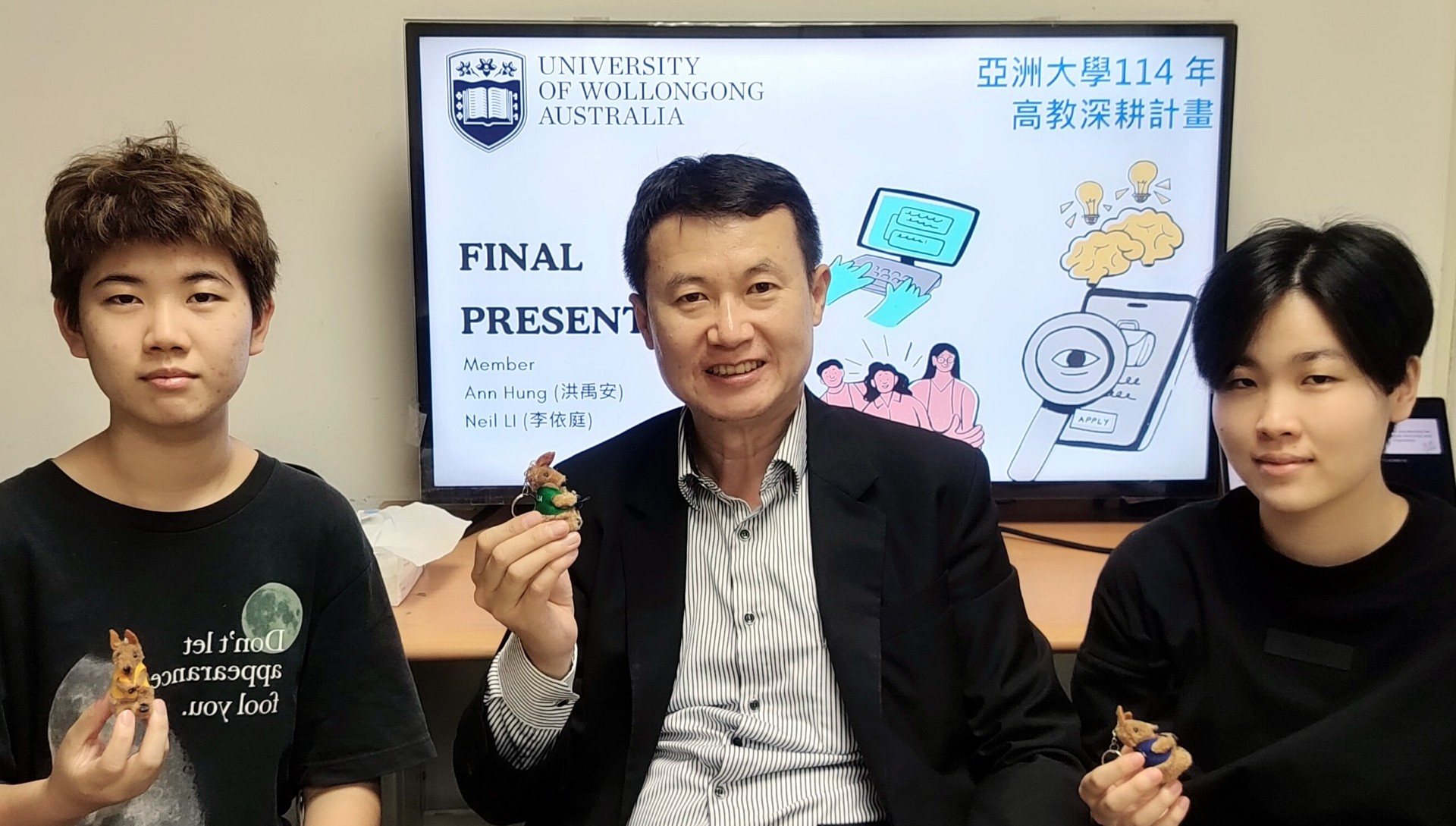 亞大商品系主任龍希文主任 (中)，與洪禹安（右）、李依庭（左）同學，討論到澳洲研習規劃。