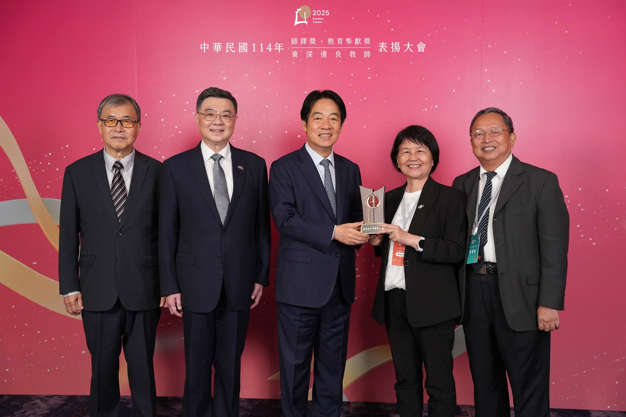 賴清德總統(中)頒發「資深優良教師獎」,給亞大醫健學院院長胡淑貞(右2),與行政院長卓榮泰(左2)、教育部長鄭英耀(左1)等合影。