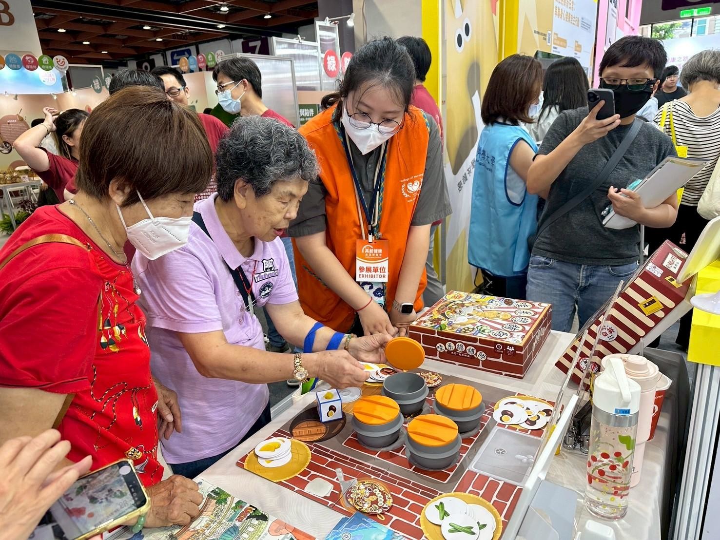 亞大護理學院將USR成果商品化為《哇系總舖師》、《阿公嬤ㄟ柑仔店》等健智桌遊,吸引許多民眾體驗。