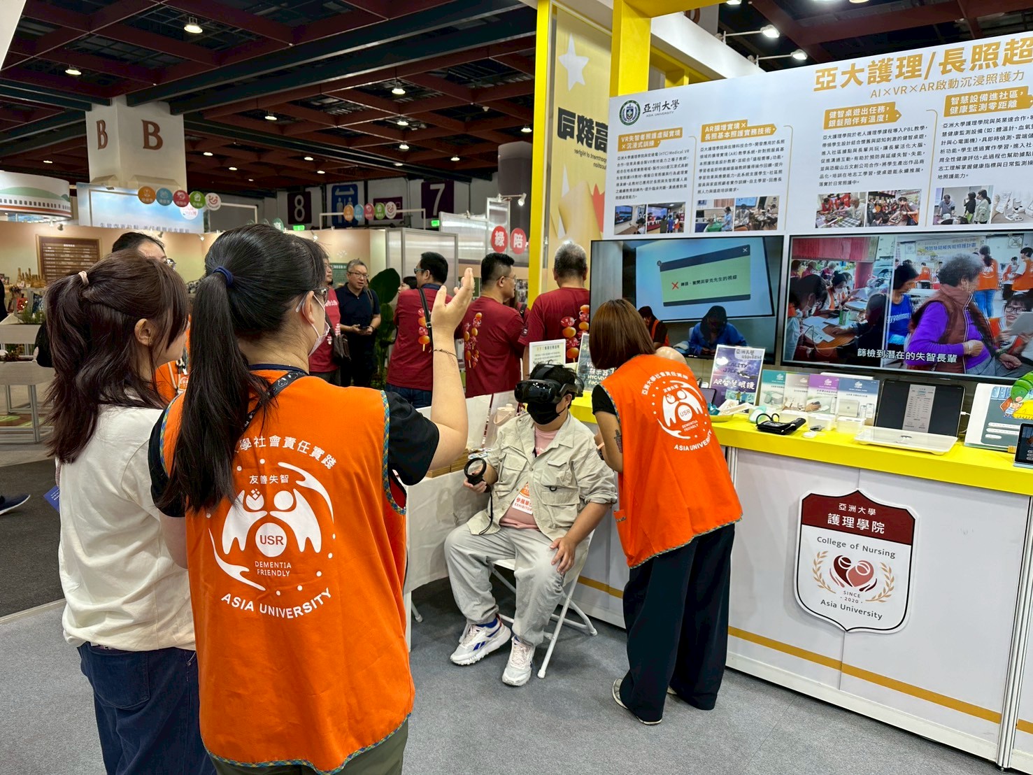 亞大護理學院參加高齡健康產業博覽會,吸引許多高齡長輩體驗。