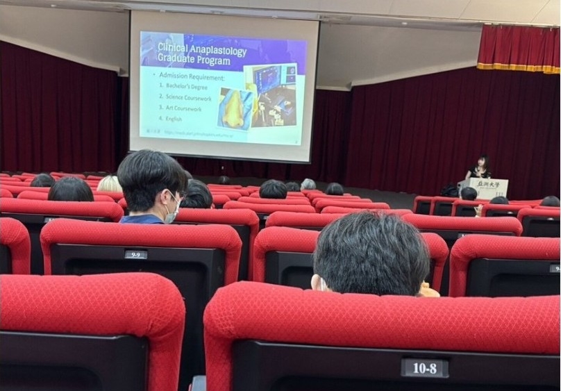亞大職治系許敬妮校友,返校分享申請學校的過程。