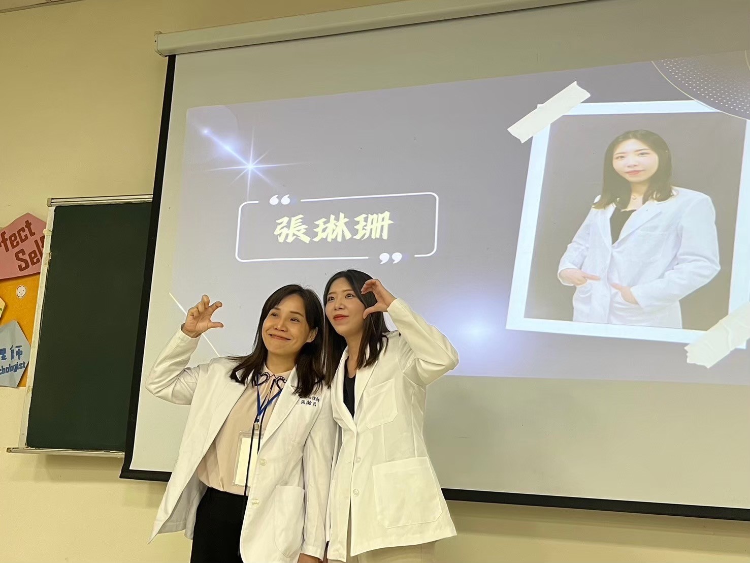 臨床心理師張琳珊(右)與指導教授張瀚云(左),在加袍典禮合影。