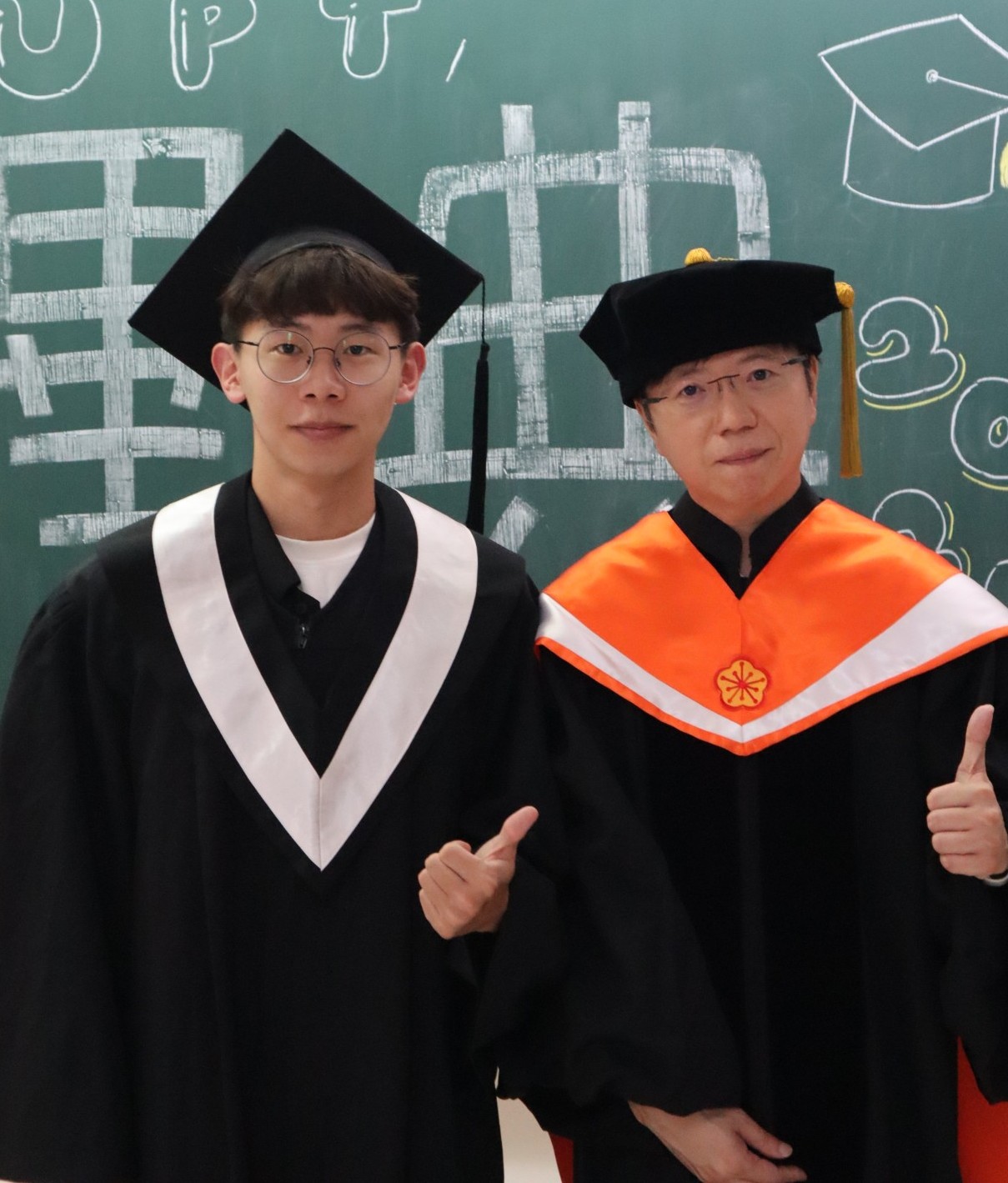 榮獲國考榜首的亞大物治系許力壬同學(左),與導師陳彥年(右)合影。