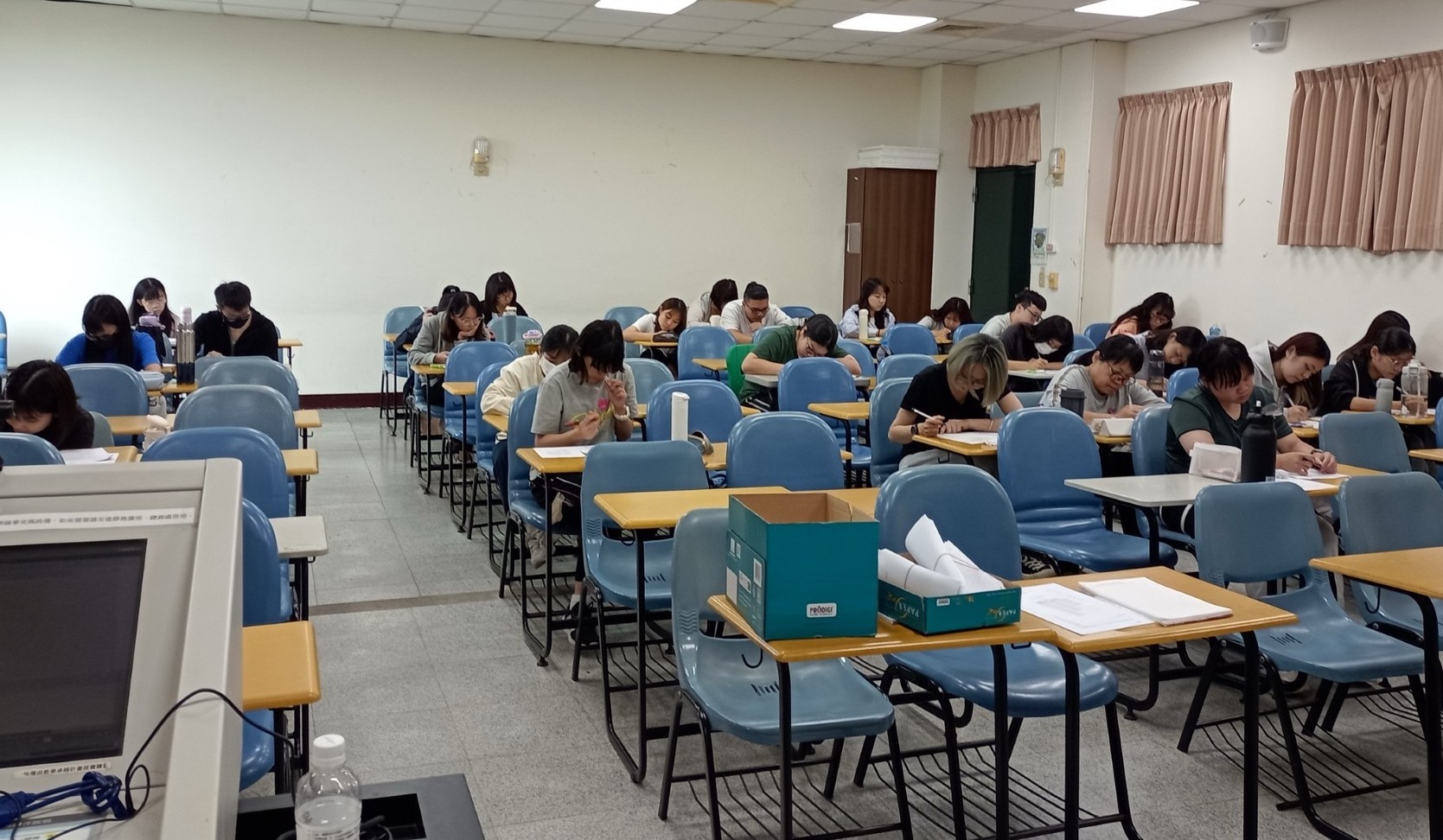 亞大社工系同學，認真參與社工師證照班。