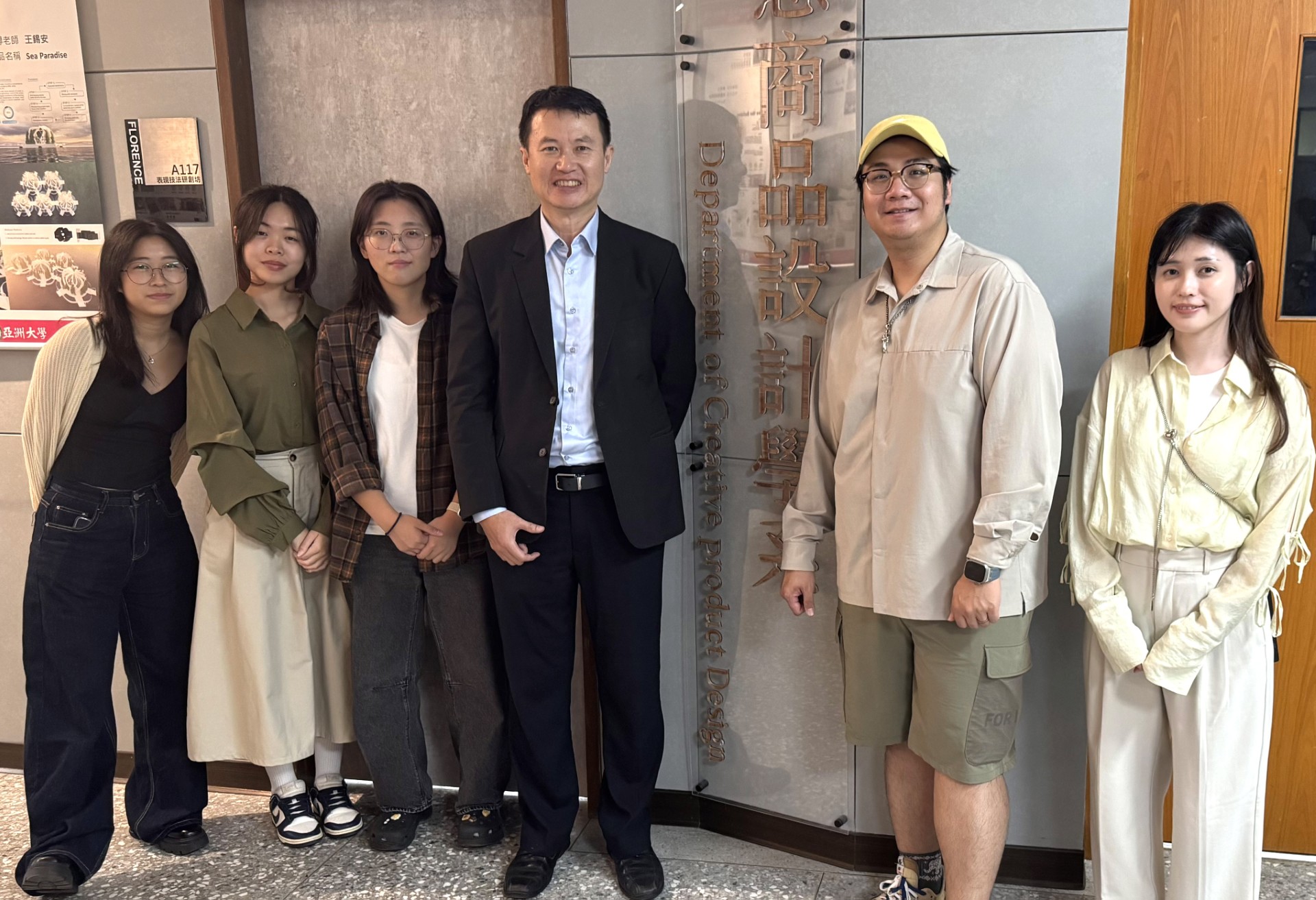 亞大商設系主任龍希文(中)、明門實業設計師許靜怡 (右1)、技嘉科技工業設計師楊采聖(右2)等人合影。