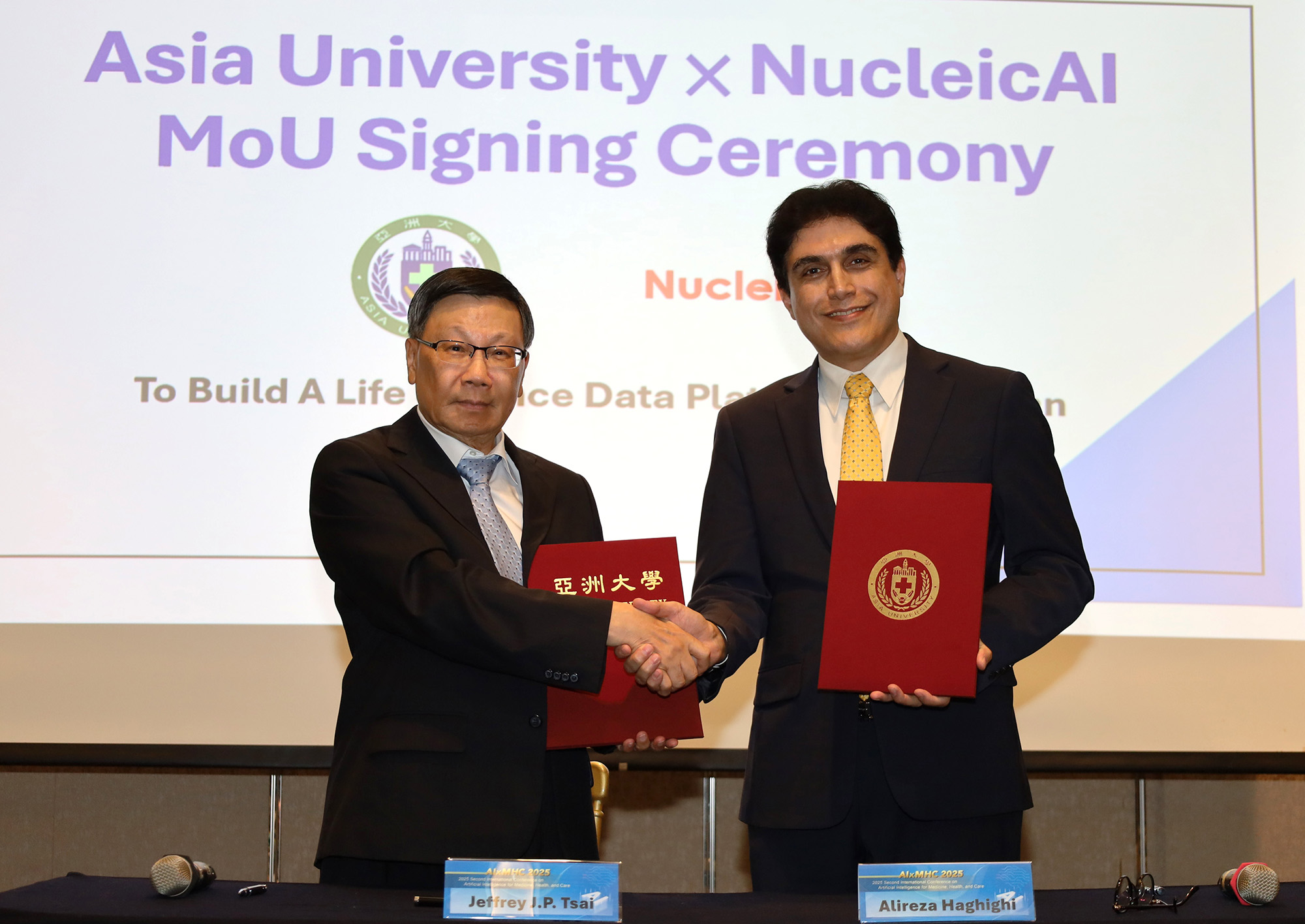 亞大校長蔡進發(左)、美國麻州波士頓的 NucleicAI 公司共同創辦人、哈佛醫學院國際遺傳疾病中心主任哈吉希教授(右),簽署合作備忘錄(MoU),將共同開發「生命科學數據平台」。
