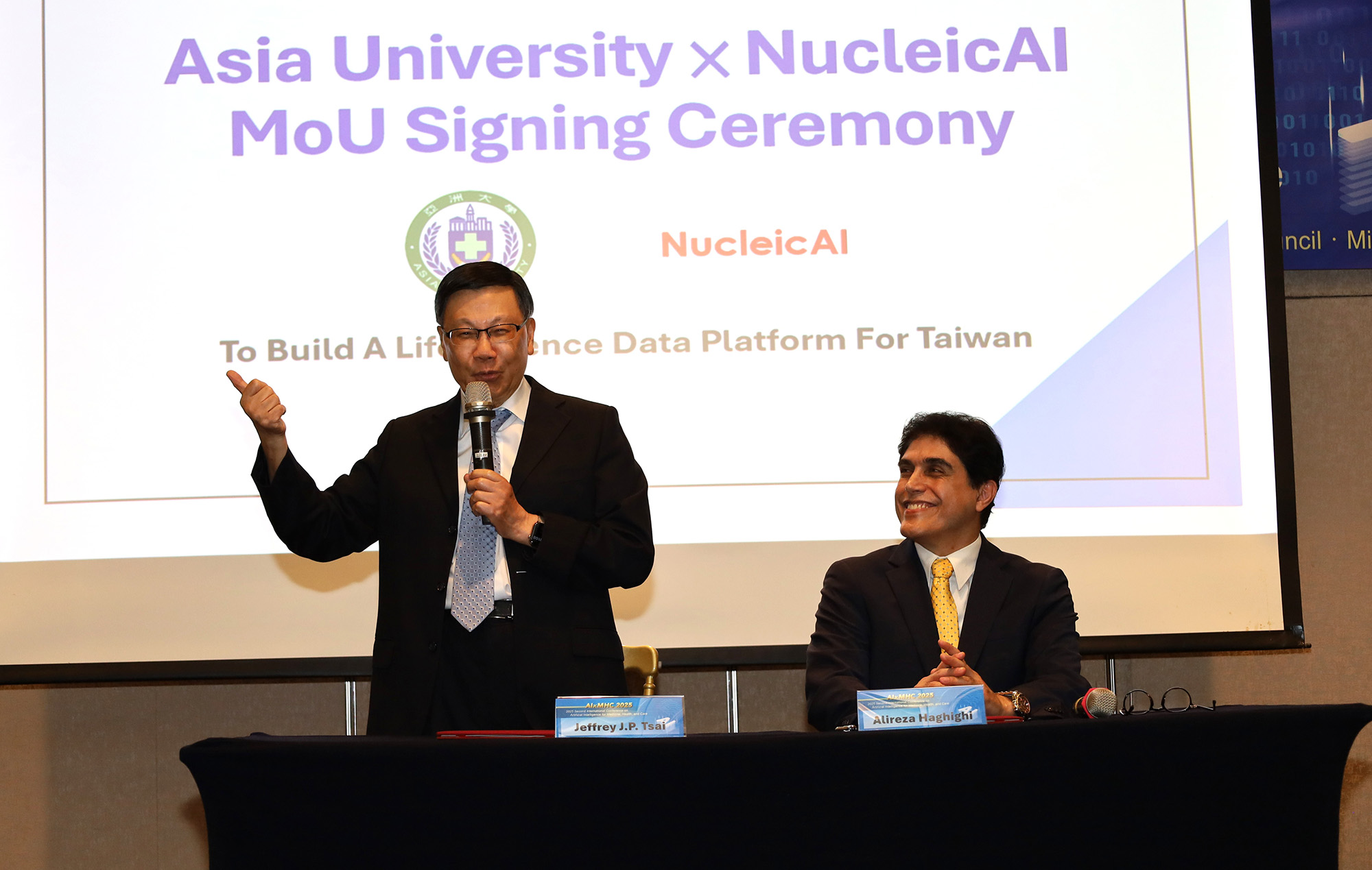 亞大校長蔡進發(左)提及,與美國 NucleicAI公司共同創辦人哈吉希教授(右)合作的契機,源自到美國矽谷參訪輝達NVIDIA總部,與創辦人黃仁勳會面時,探討與輝達在AI及醫療基因組分析平台上的合作奠定基礎。
