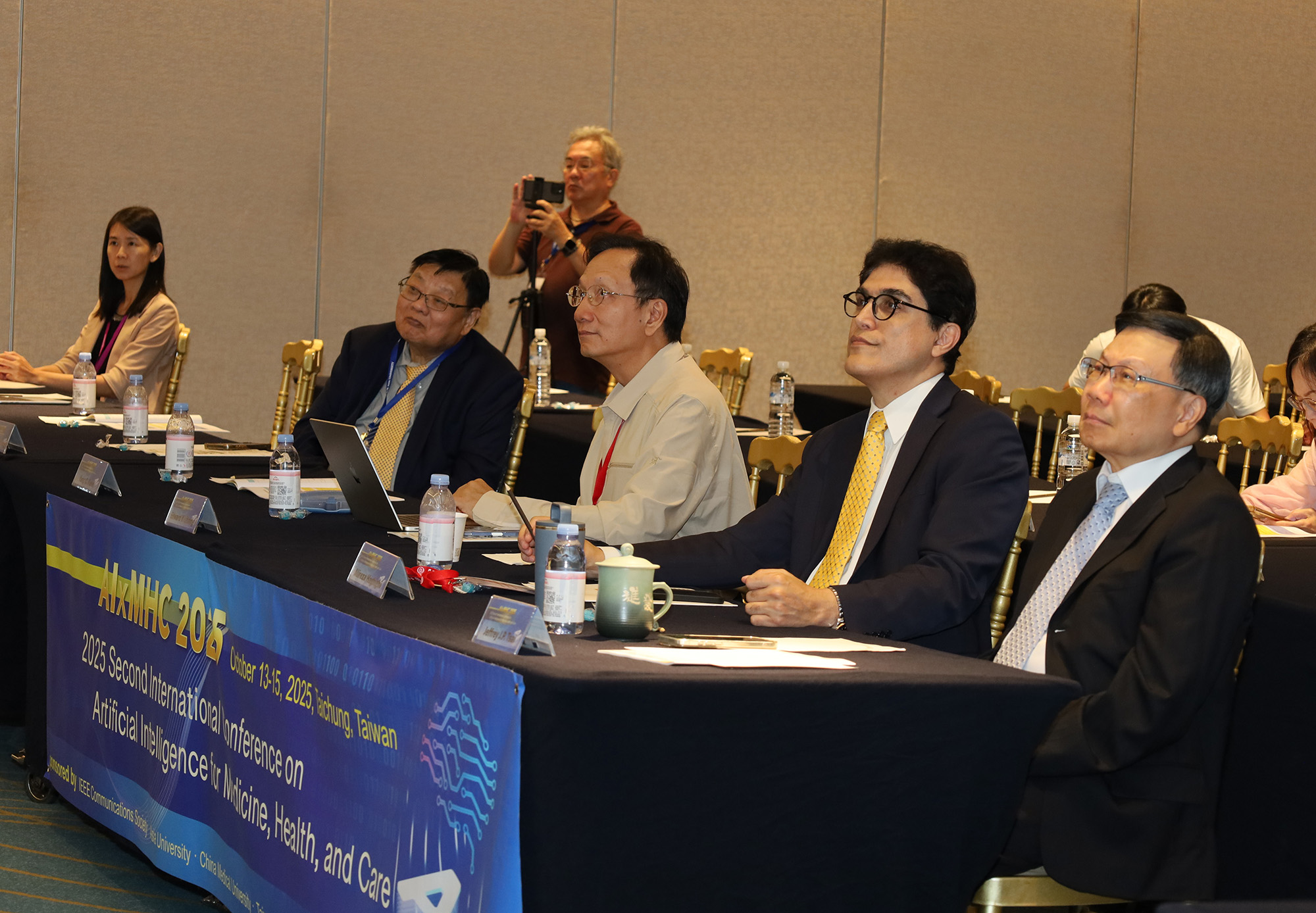 亞大校長蔡進發(右1)、美國哈佛醫學院國際遺傳疾病中心主任哈吉希(右2)等,專注的參與IEEE研討會。
