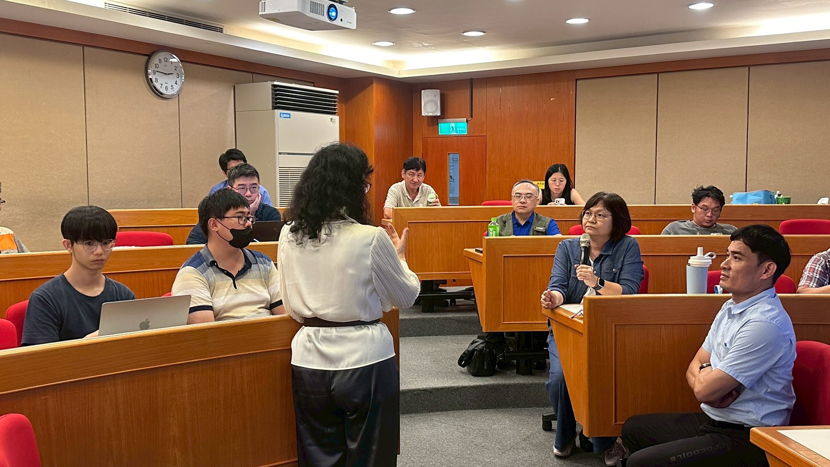 國立臺灣大學戲劇學系暨人工智慧與機器人研究中心教授朱靜美以「AI同理『心』紀元」為題，向現場師生分享情感智能與AI應用的趨勢。