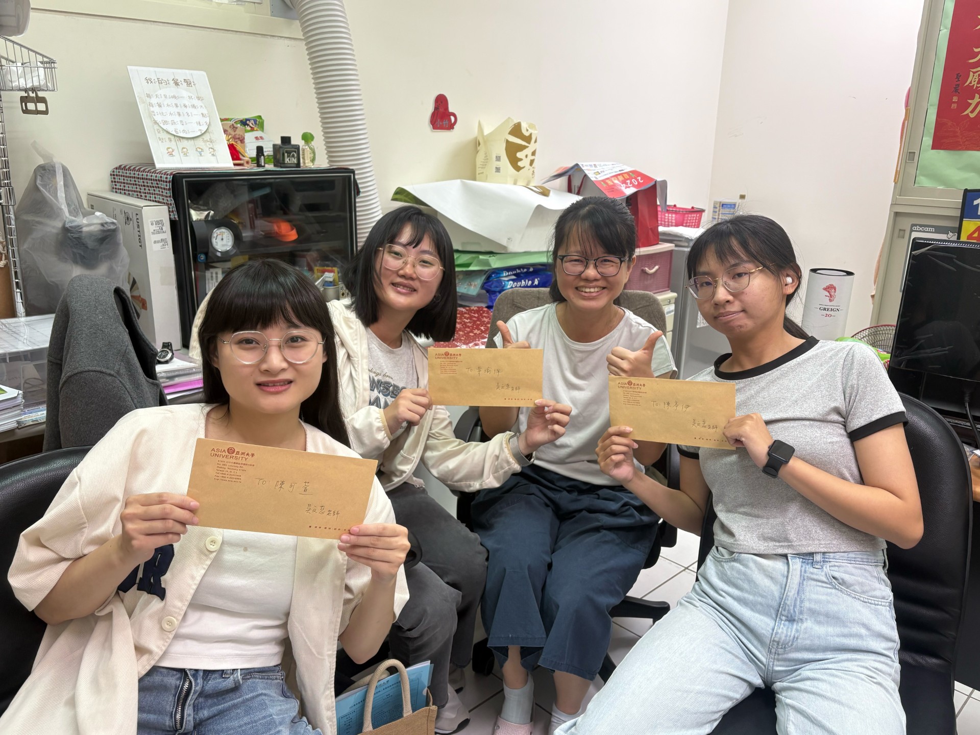 上榜的亞大保健系陳可萱(左1)、葉瑜佩(左2)、陳亭伊(右1)校友,返校與吳文慈老師(右2)合影。
