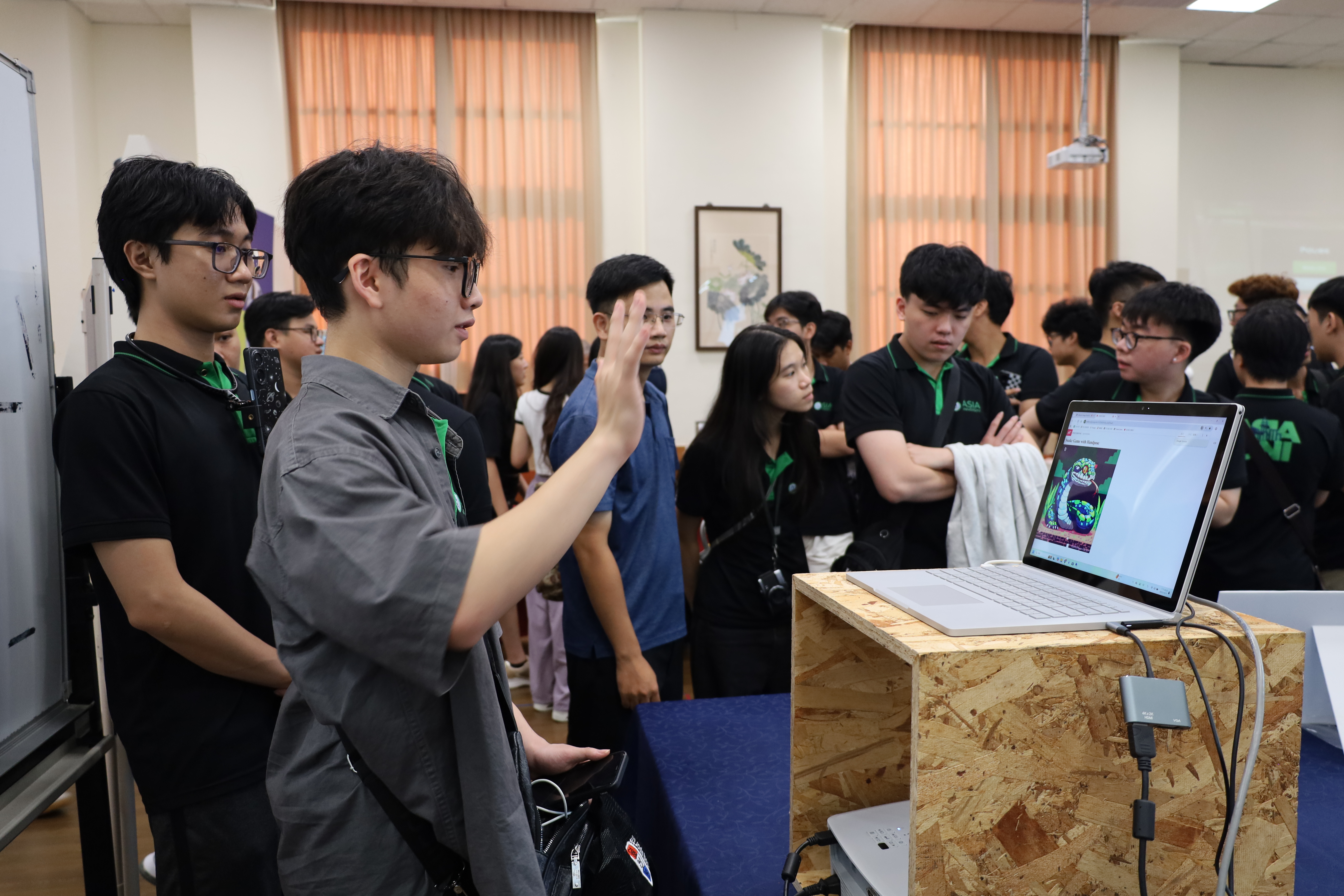 FPT大學同學,在AI工作坊聚精會神操作。
