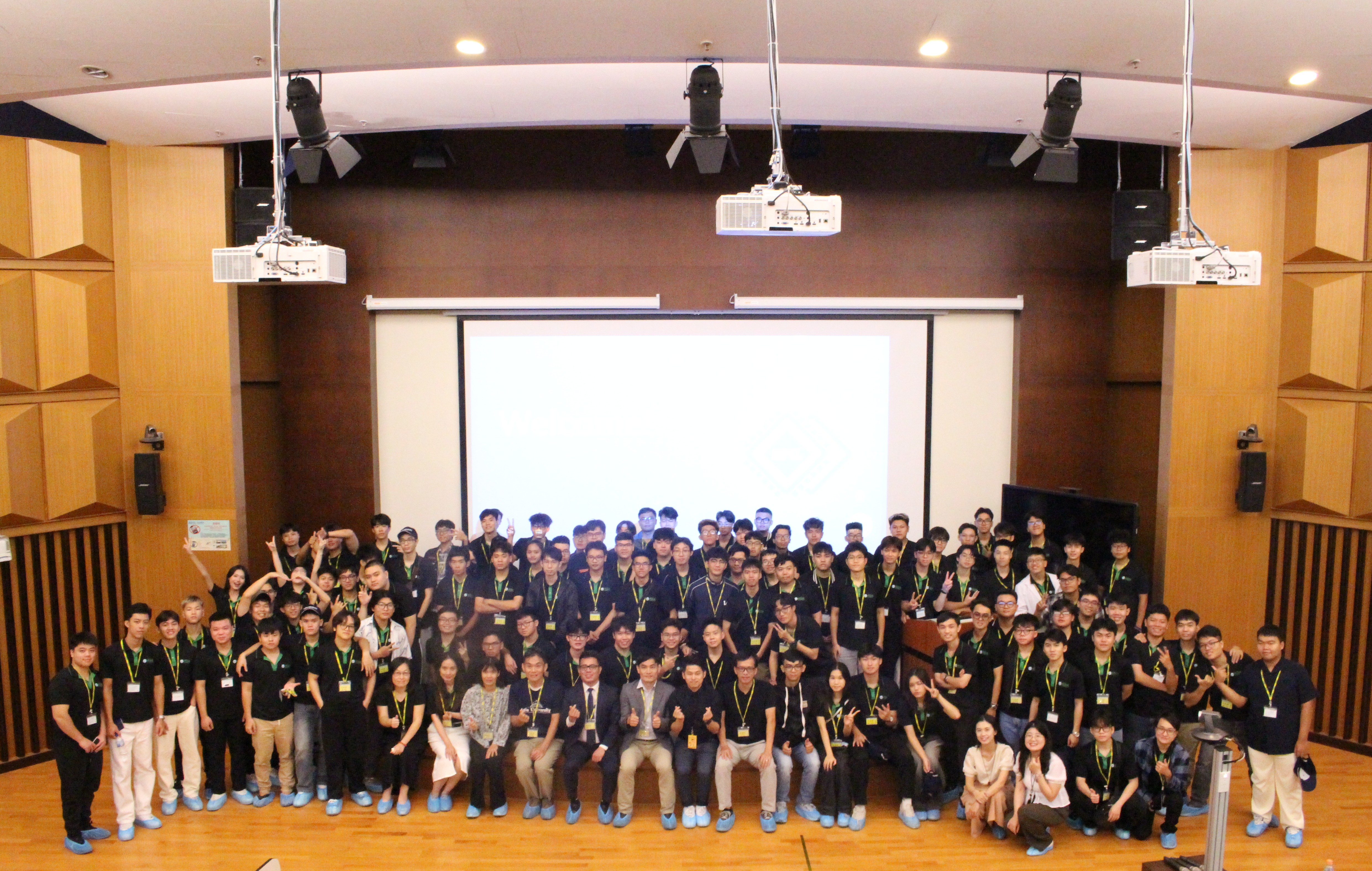 FPT大學代表團參觀矽品合影。