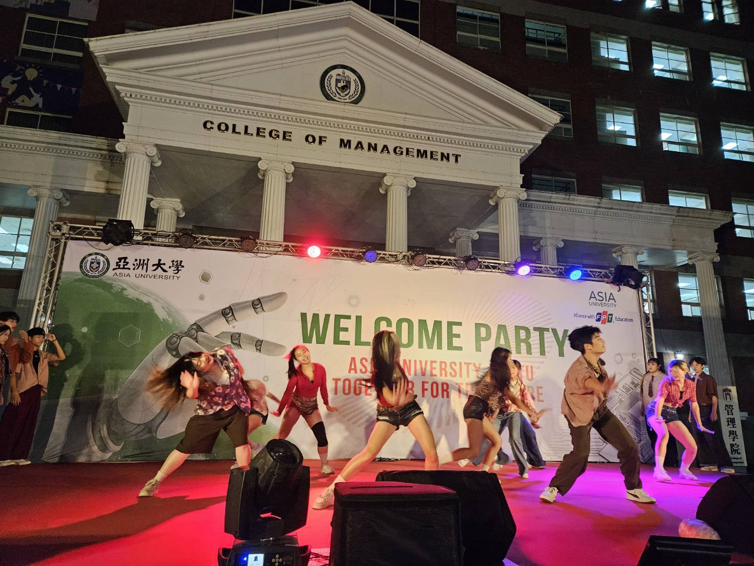 越南FPT大學尬舞,展現活力。