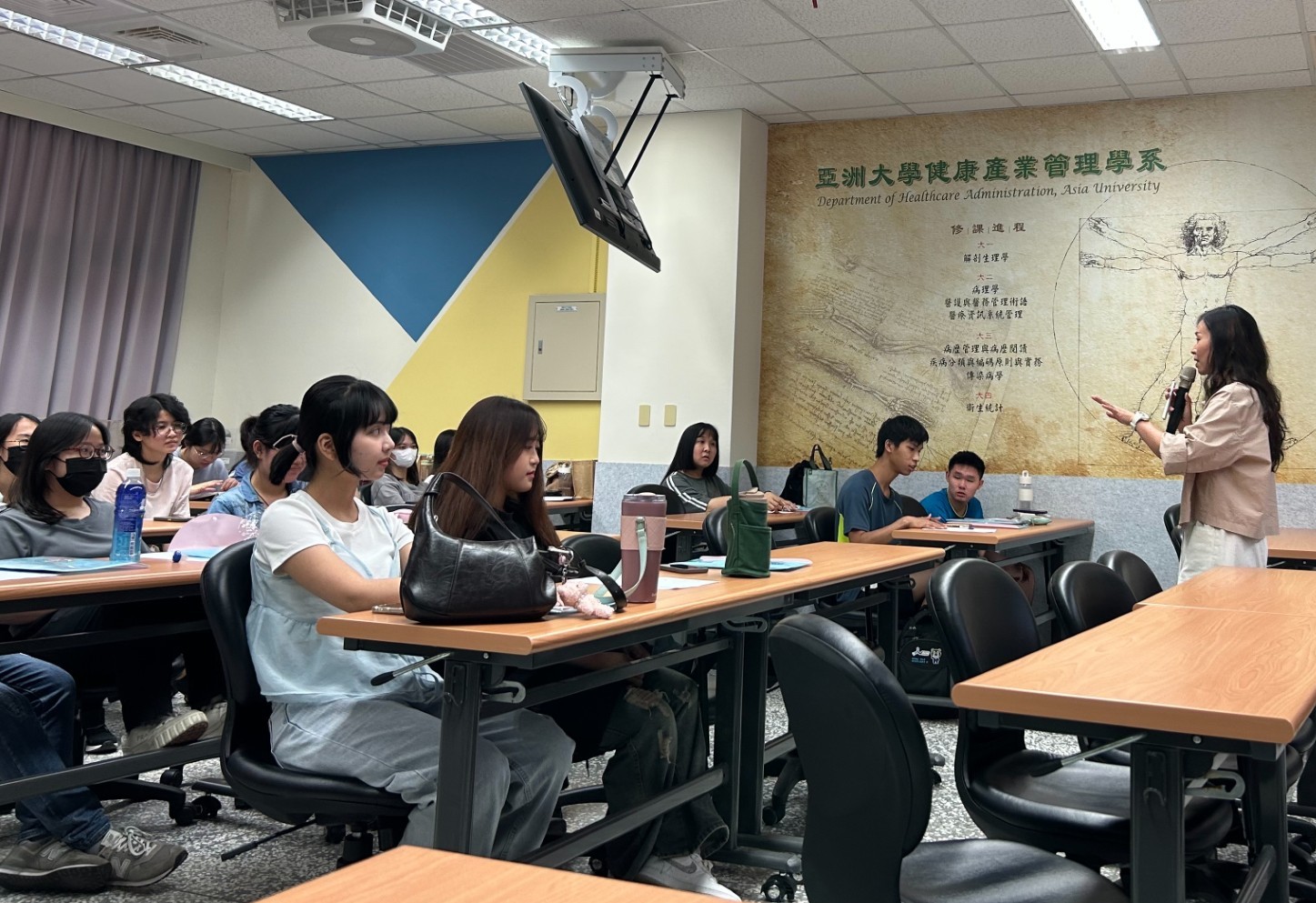 杜欣怡心理師，帶領同學學習以同理心建立健康而有界線的愛情關係。