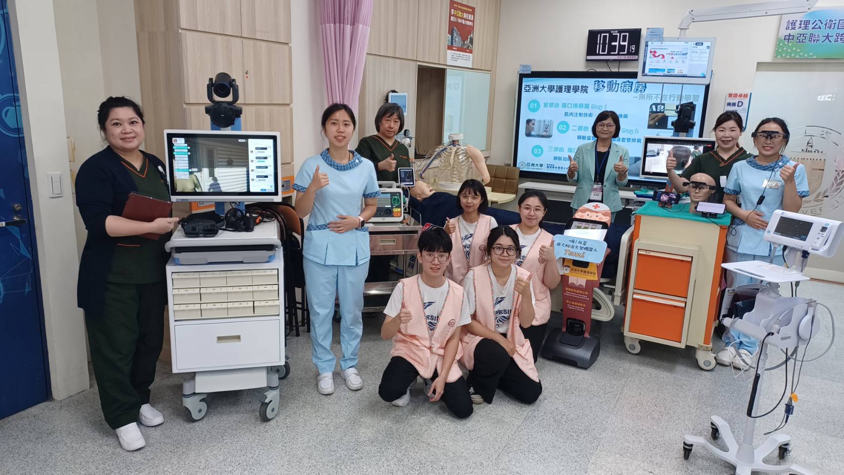 亞大護理學院新創未來護理中心，提供AI元宇宙前瞻教學模式，培養學生臨床推理與實作能力。