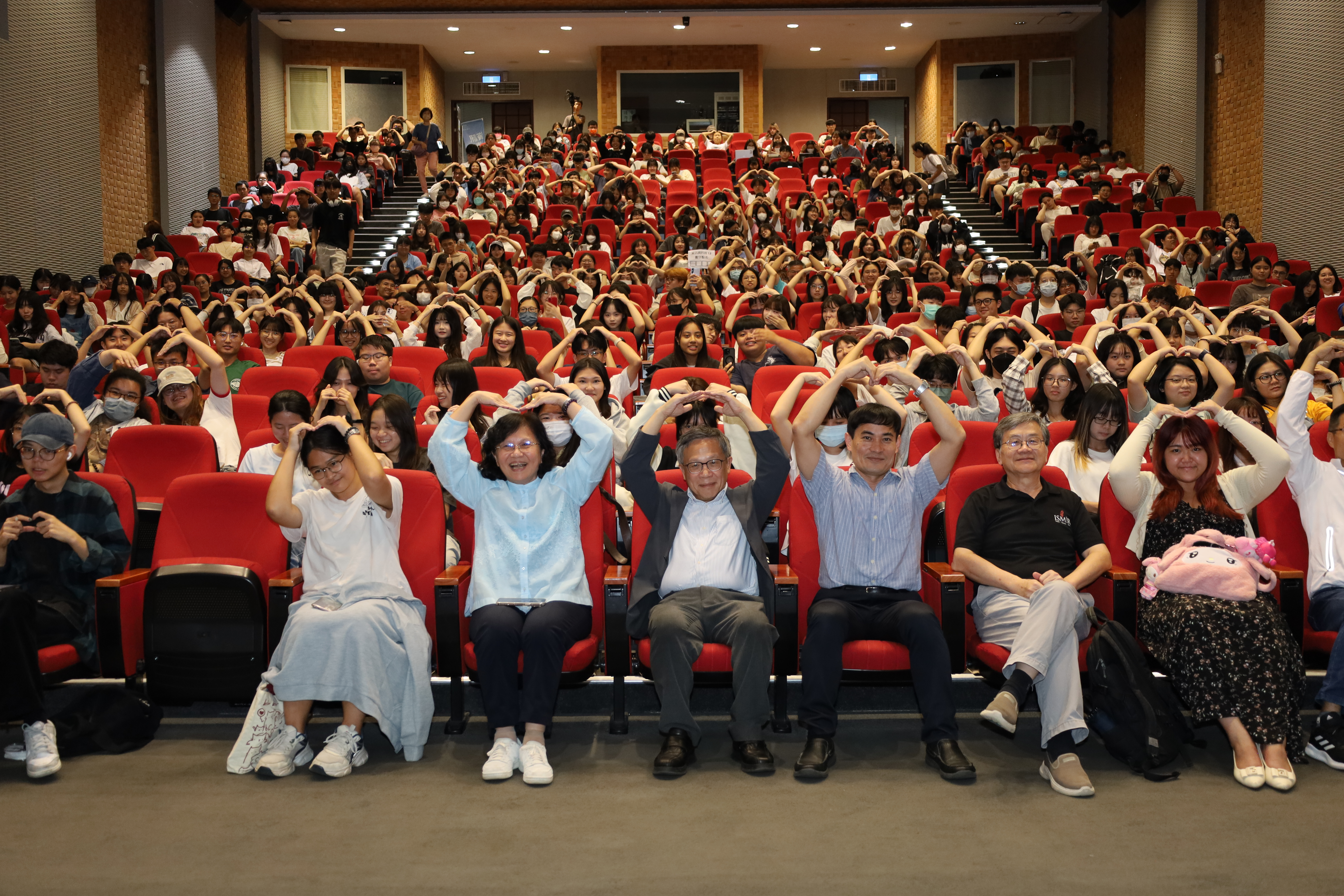 亞大副校長蔡秀芬(前排左3)、中原大學量子資訊中心主任張慶瑞(前排左4)等，與參與演講的亞大師生合影。