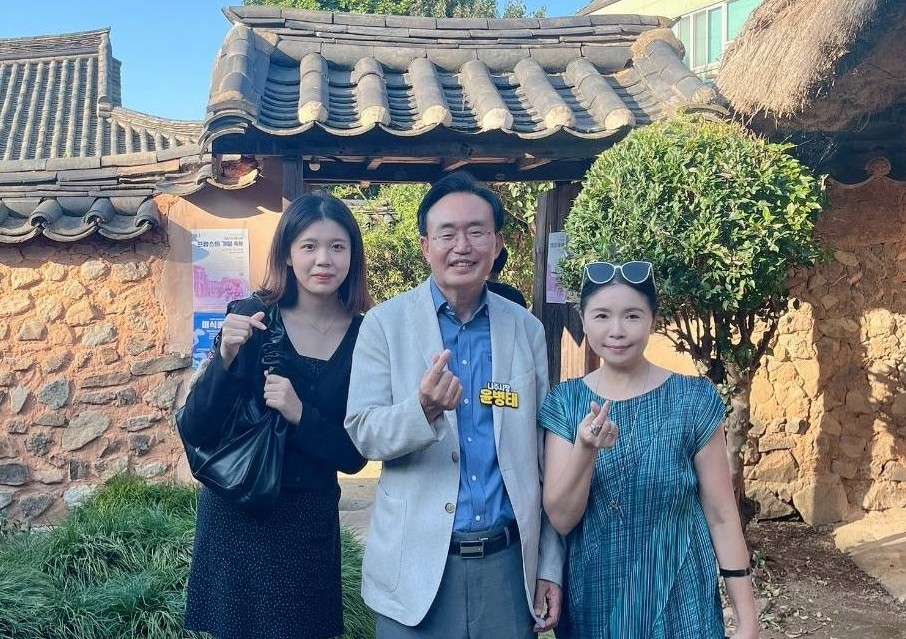 亞大創意設計學院副院長兼時尚系主任林靑玫（右）、韓國羅州市市長尹炳泰(中)、時尚系張芷瑄(左)同學合影。