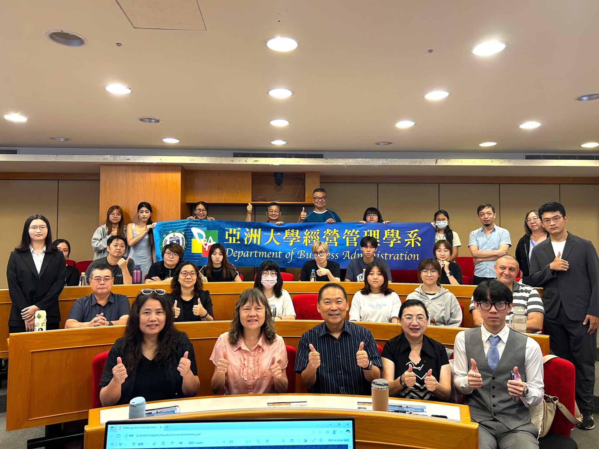 亞大經管系舉辦「BHMS與經管系雙聯學制說明會」,經管系主任莊淑惠(前排左2)、BHMS代表Henry(前排右1)等,與參與師生合影。