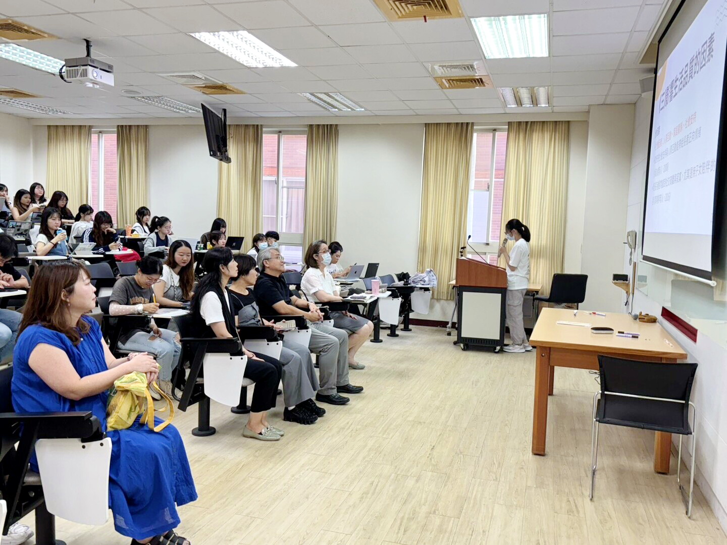 日本藍野大學(Aino University)職能治療學系主任兼教授尾藤與宮本教授觀摩亞大職治系大四學生的專題討論課程。