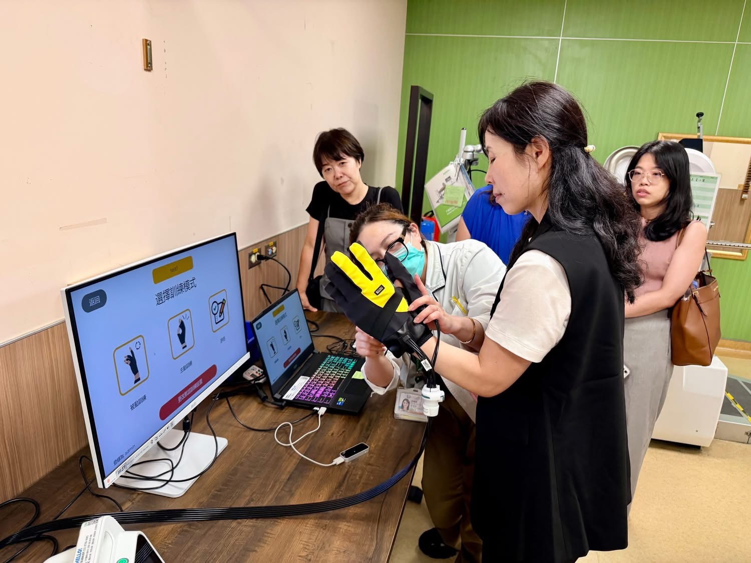 日本藍野大學(Aino University)職能治療學系主任兼教授尾藤與宮本教授實際體驗亞大職治系的教學設備。