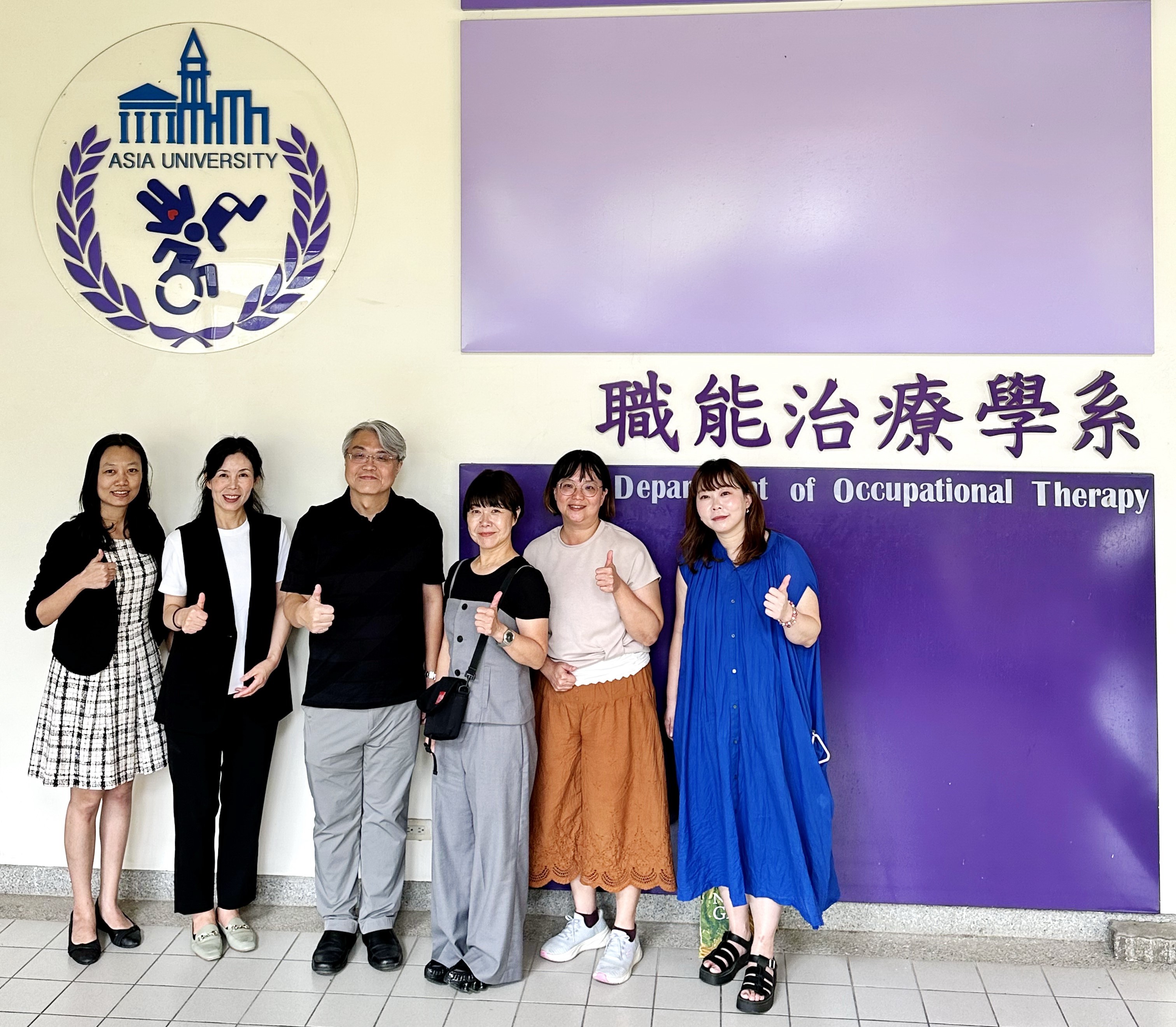 亞大職治系主任林鋐宇(左3)、日本藍野大學(Aino University)職能治療學系主任兼教授尾藤、宮本教授與系上老師合影。