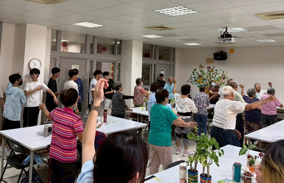 亞大長照系同學,陪伴長輩打太極拳。