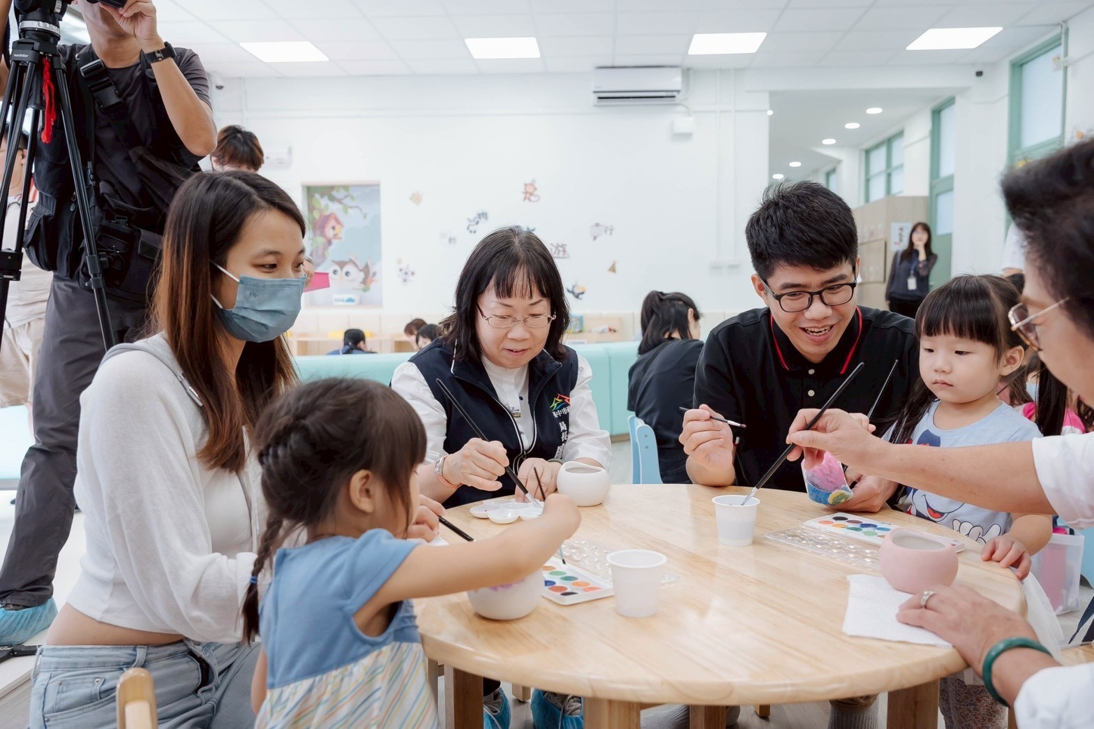台中市副市長賴淑惠（中），與民眾一起彩繪貓頭鷹吉詳物。