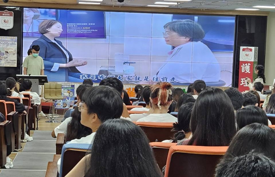 亞大後護系同學發表影片製作的心得。