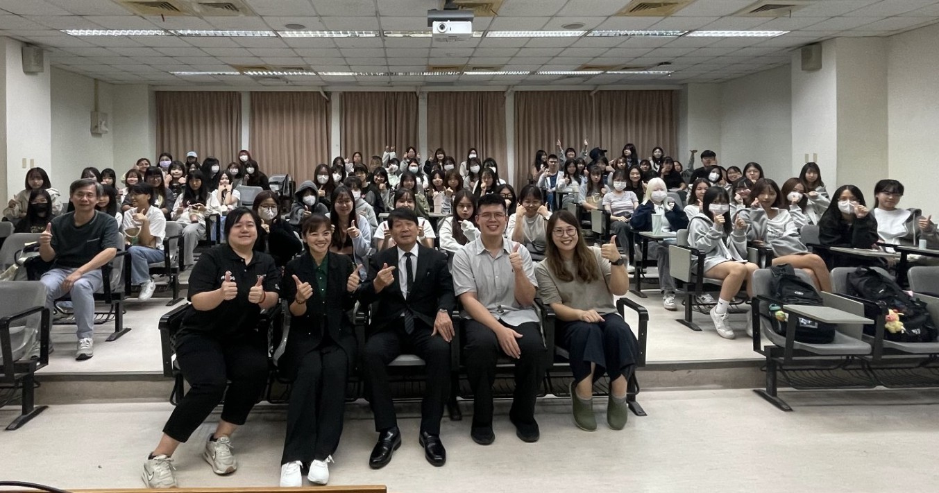 前橋明教授（前排中）、亞大幼教系卓美秀(前排右1)、陳志鑫老師(前排右2)和參與師生合影。