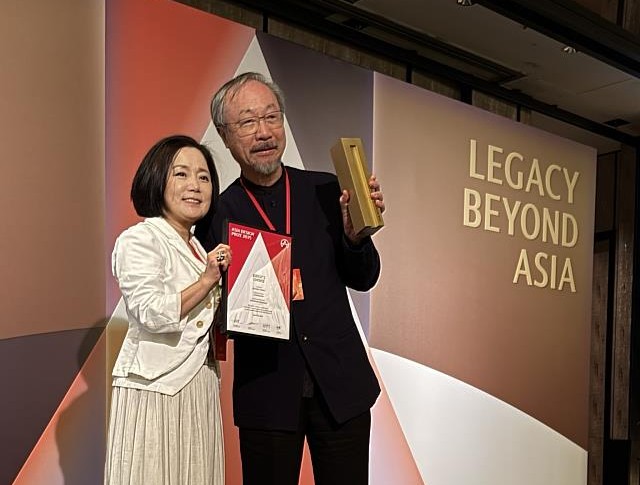 亞大講座教授林磐聳(右),繼今年3月榮獲「2025亞洲設計獎」特別獎後,再獲金點設計獎「最佳設計成就獎」。