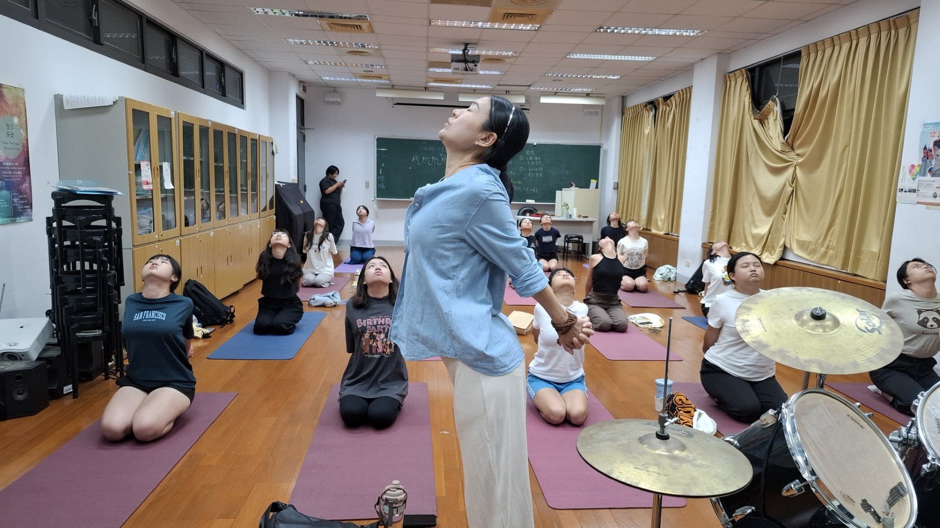 陳又巾老師指導同學結合脈輪瑜伽與頌缽音療，練習找回內在平衡。