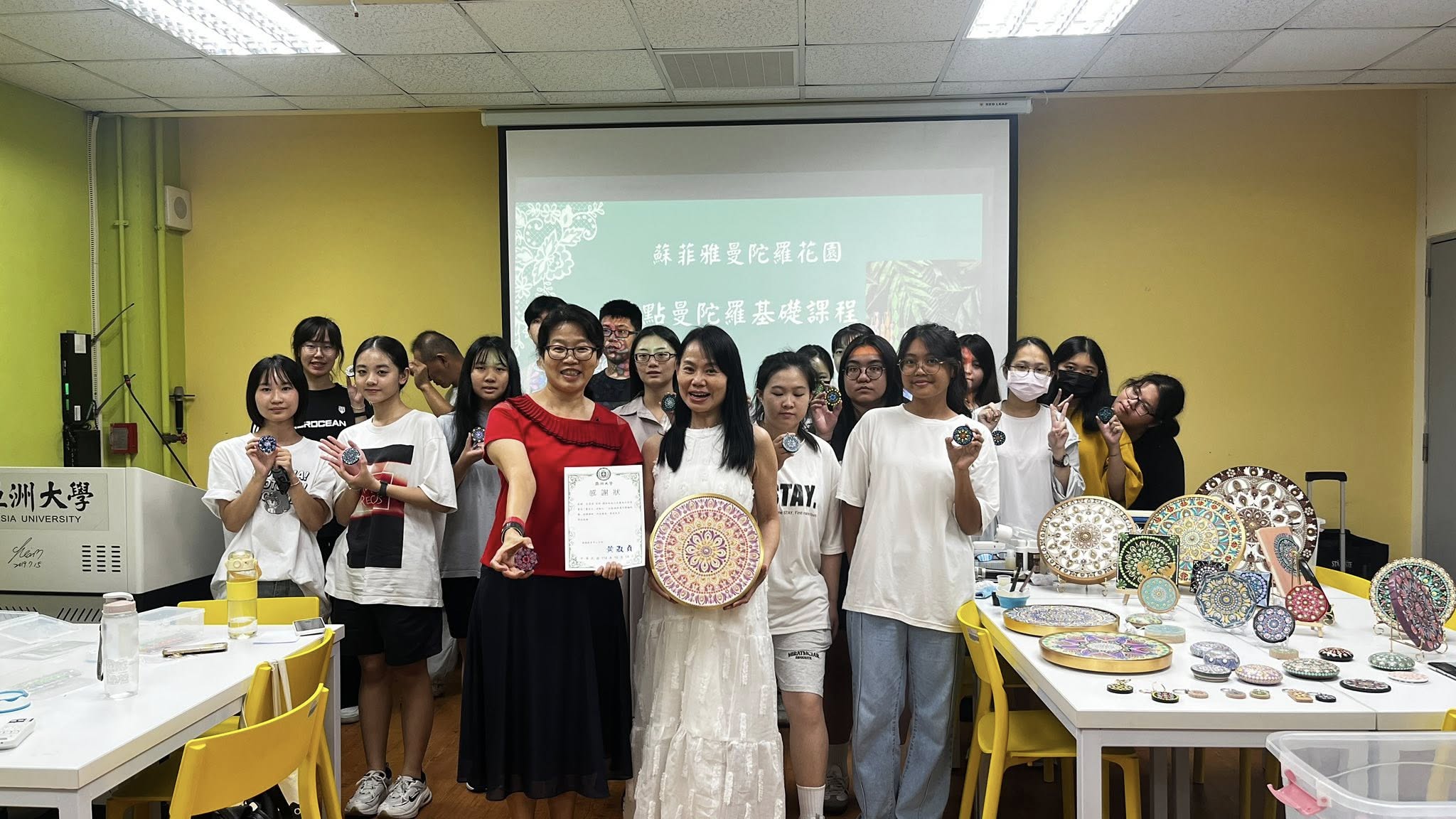 「書院日」「點點曼陀羅鑰匙圈」活動，亞大通識中心主任黃淑貞(前排左)、莊眉茵老師，和參與同學合影。